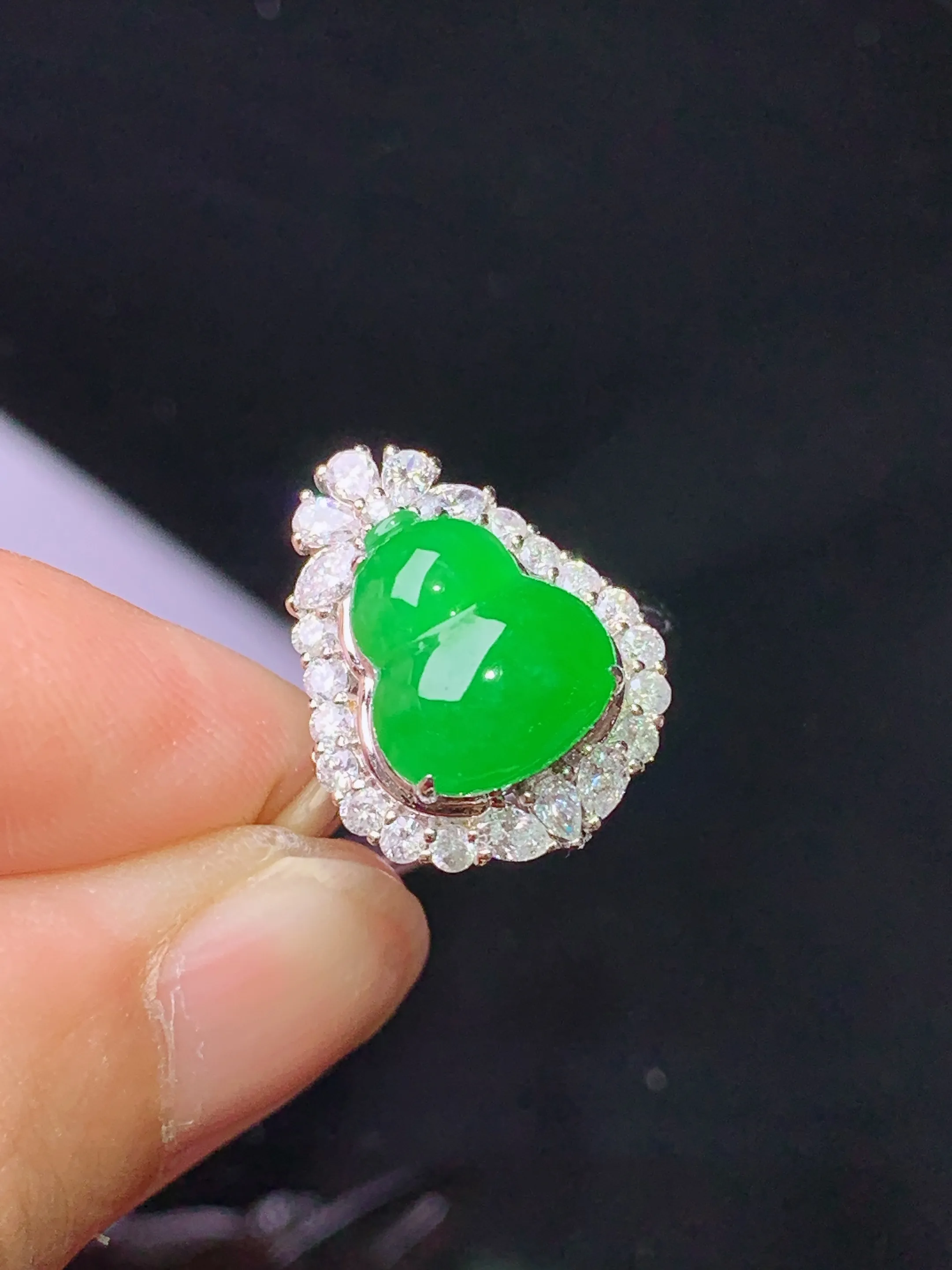 18k金钻镶嵌满绿葫芦戒指 玉质细腻 色泽清新艳丽 圈口13.5 整体尺寸17*13.3*9.2