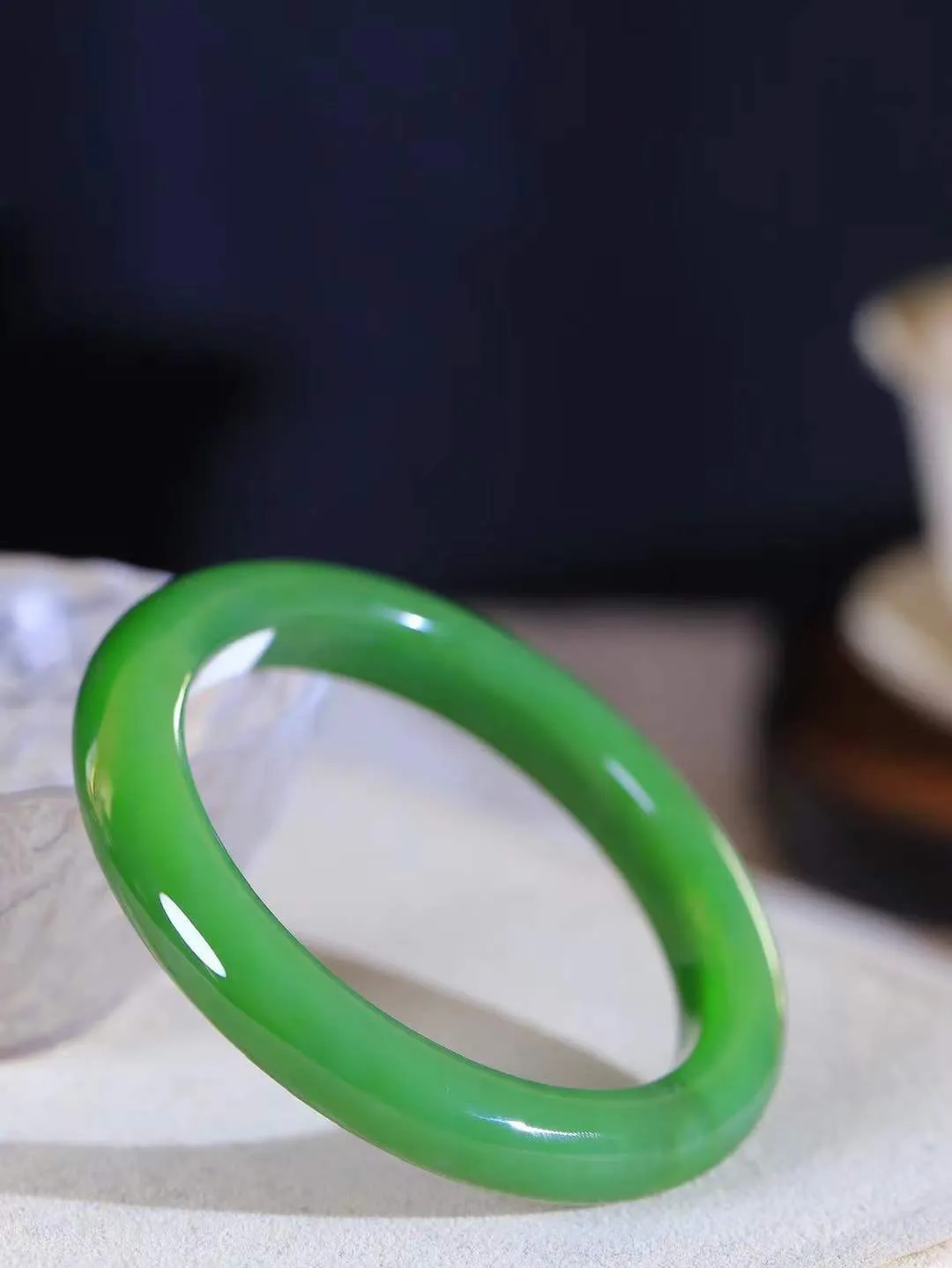 【温润如心.镯】

精品️和田玉碧玉手镯，精选上等碧玉料，色泽清透，质地细腻。佩戴它，感受千年玉文化的温润与优雅，愿它为您带来平安与幸福。重58克  尺寸60-11-9.5mm  101201611A