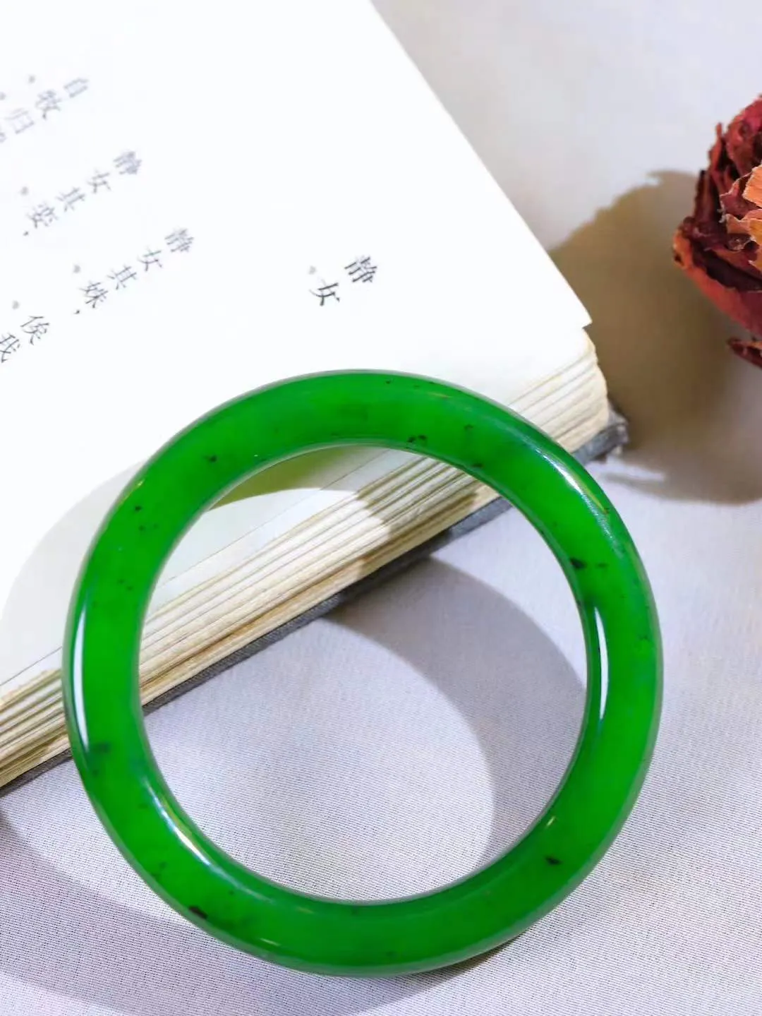 【腕间柔情.手镯】   

精品️和田玉碧玉圆条手镯 玉质温润细腻 油性十足 古朴秀雅 轻抚岁月的栏杆软香温玉，腕间玉镯轻轻晃动，令人情动心间，撷一缕月末的芬芳，把心思铺陈，时光静美，惟有你最温柔。重39.95克   尺寸53.8-8.8-9.4mm  461202655A