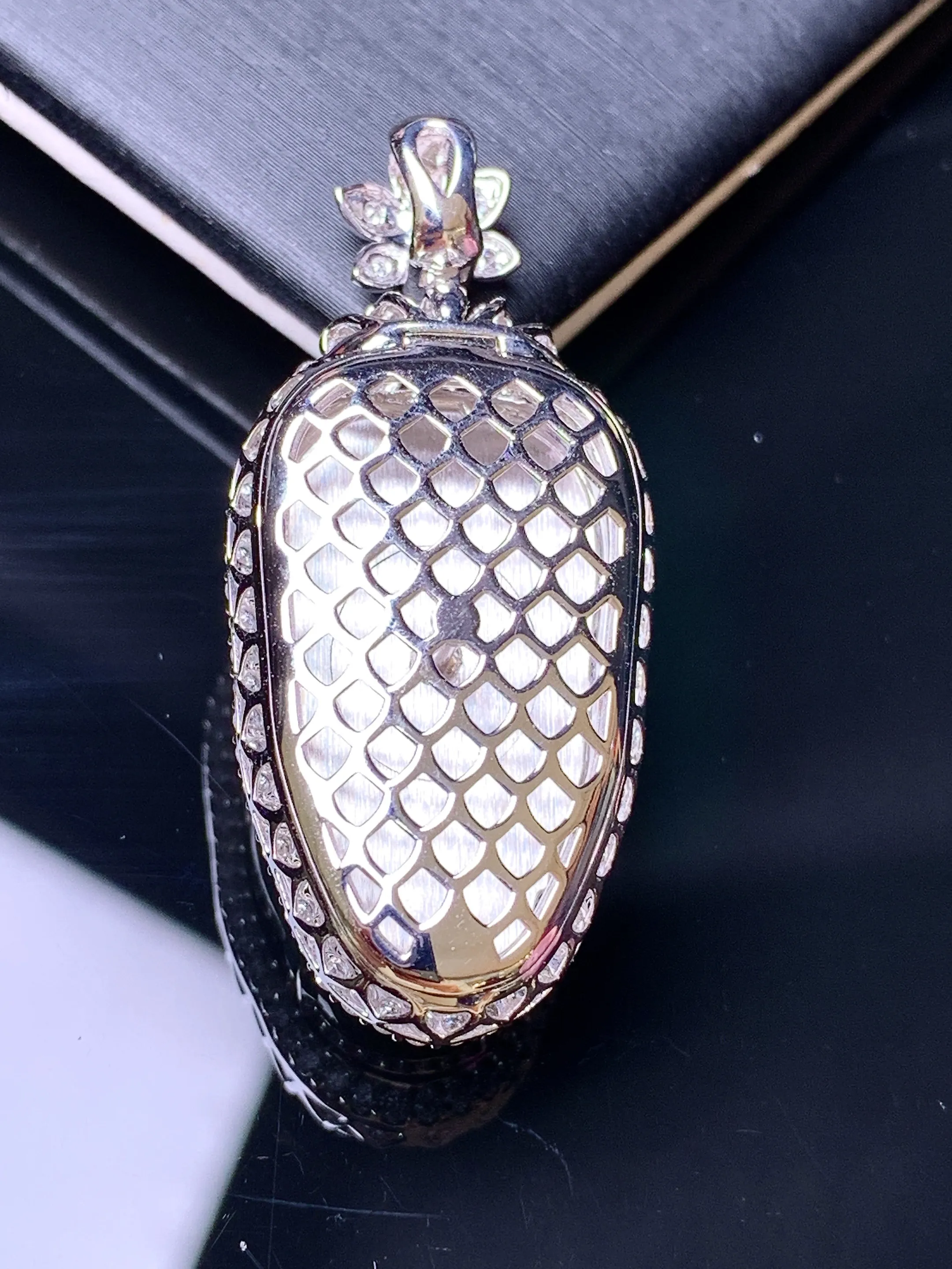 18k金钻镶嵌满绿树叶吊坠 玉质细腻 色泽清新艳丽 整体尺寸38.6*17.2*11.3