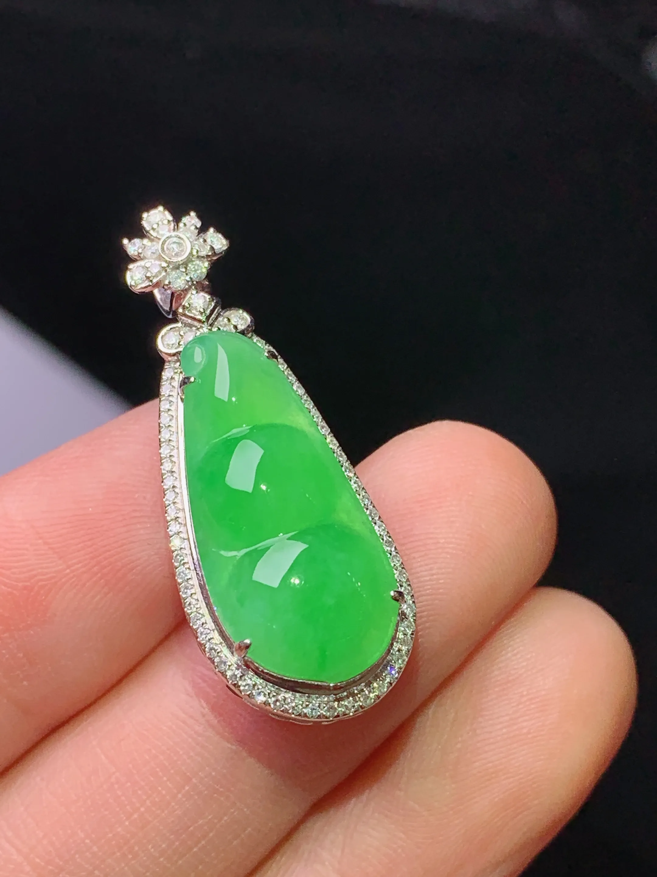 18k金钻镶嵌翠绿四季豆吊坠 玉质细腻 色泽清新艳丽 整体尺寸32*12.6*9