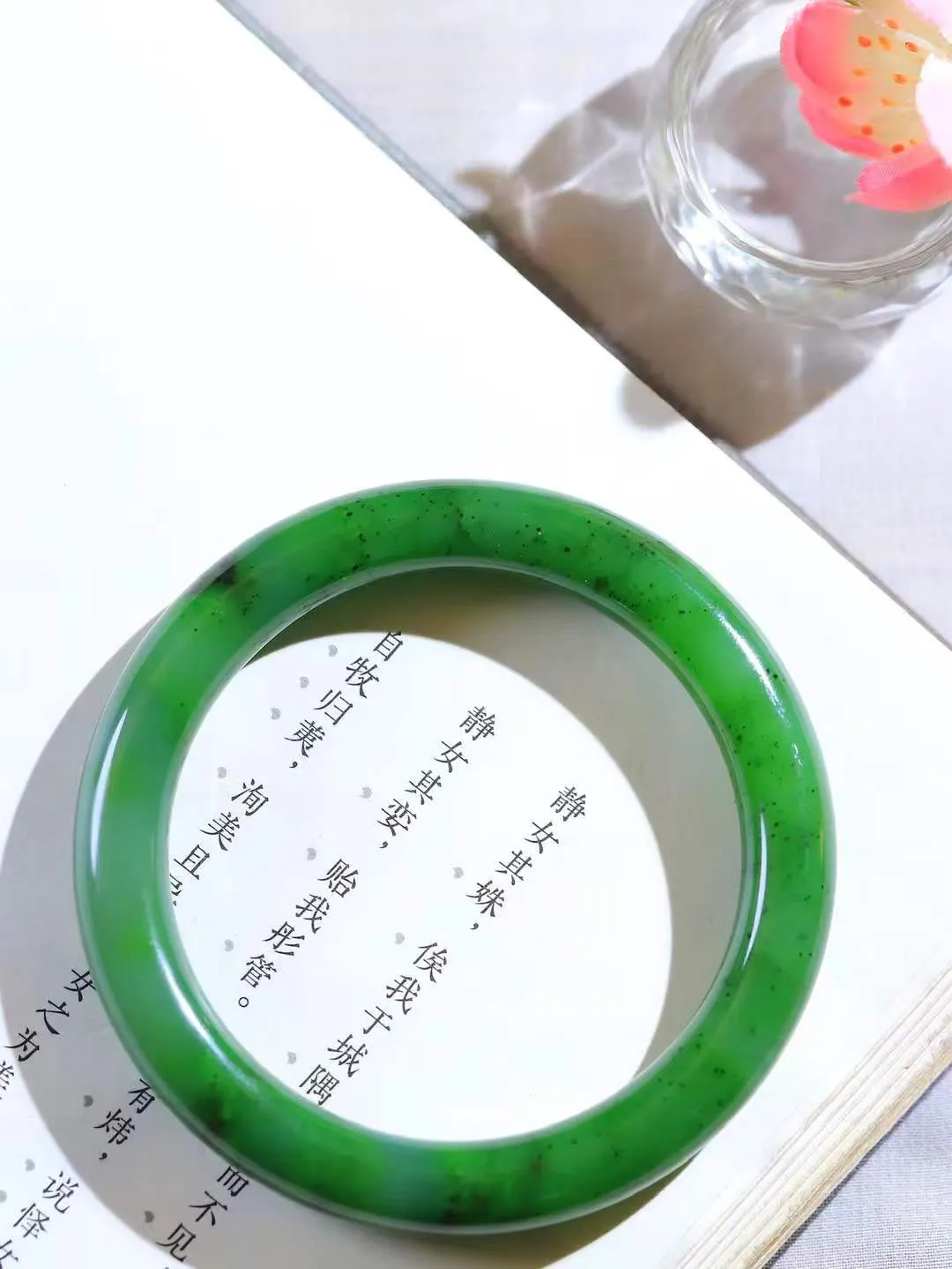 【温润如心.镯】

精品和田玉碧玉圆条手镯，精选上等碧玉料，色泽清透，质地细腻。佩戴它，感受千年玉文化的温润与优雅，愿它为您带来平安与幸福。重46.6克  尺寸56.5-9.9-9.5mm 891202700L