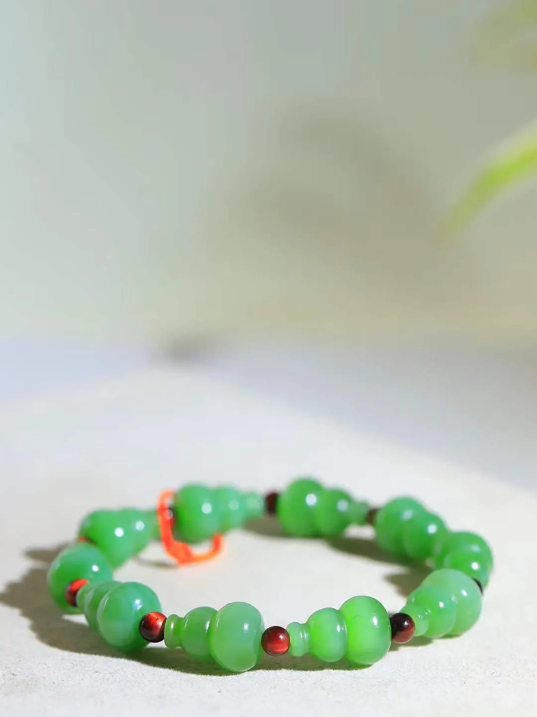 【福禄.手串】

精品和田玉碧玉猫眼葫芦手串，玉质细腻油润，造型饱满圆润，手感上佳。精工雕刻，葫