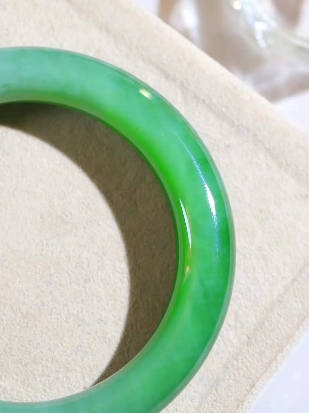 【玉佳人·手镯】

收藏级臻品️和田玉碧玉圆条手镯 ，玉质细腻油润，做工细致精美，端庄素雅，亭亭玉立，芊芊素手。芊芊素手，怎能忘镯？秀美圆条，更显婀娜。内径56.5mm 尺寸11.6-11.4mm重65.7克691201680A