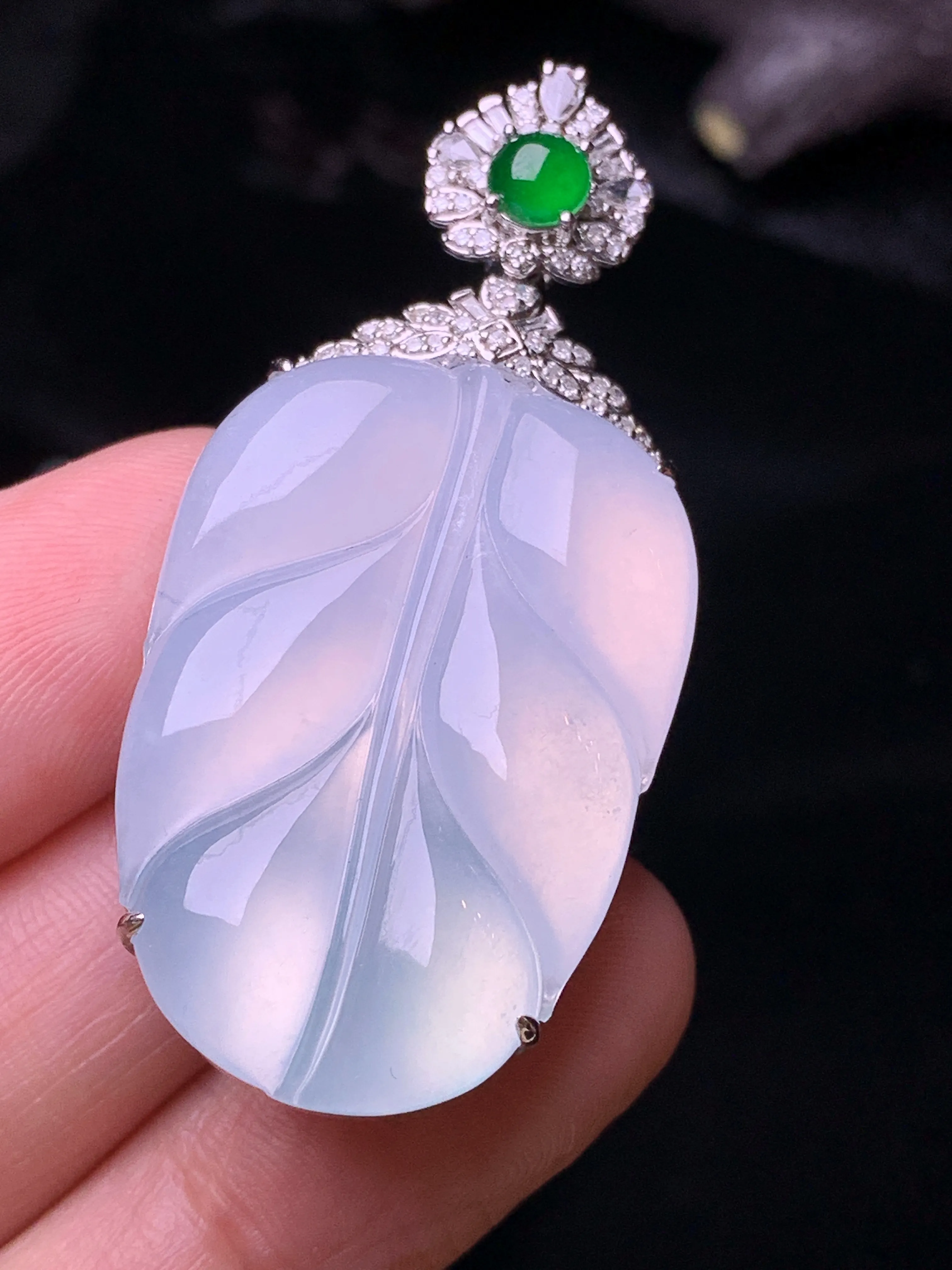 18k金钻镶嵌冰种树叶吊坠 玉质细腻 色泽清新艳丽 整体尺寸46.8*22.2*9.5