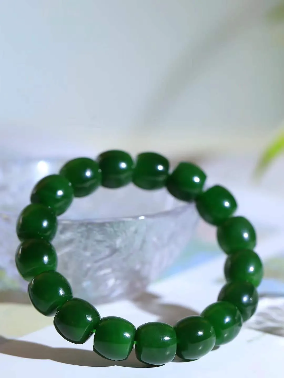 （老型珠.手串）

精品 和田玉碧玉老型珠手串，玉质细腻油润 饱满光滑 质朴无华，悠远简单，人心境界远，百世修炼深，心灵常驻善意持，觉悟人生百世修。重66.5克    尺寸取一12-13.2mm    101202700A