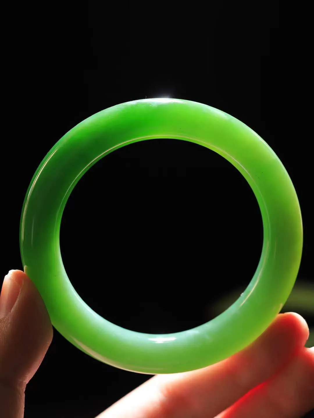 【玉佳人·手镯】

收藏级臻品️和田玉碧玉圆条手镯 ，玉质细腻油润，做工细致精美，端庄素雅，亭亭玉立，芊芊素手。芊芊素手，怎能忘镯？秀美圆条，更显婀娜。内径56.5mm 尺寸11.6-11.4mm重65.7克691201680A