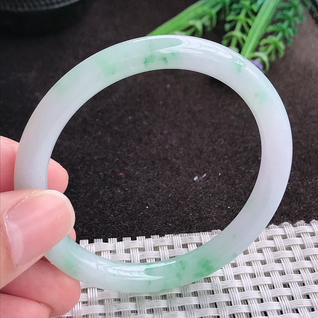 实拍A货翡翠54/7.3/7.6老坑冰润水灵飘绿花圆条手镯宽边玉镯手环