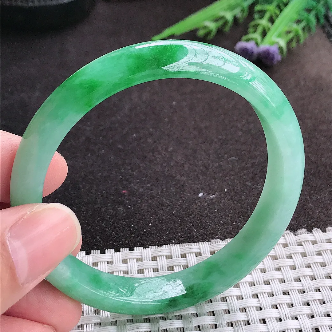 实拍A货翡翠56.5/12/7.3老坑精美冰润飘阳绿手镯宽边玉镯手环