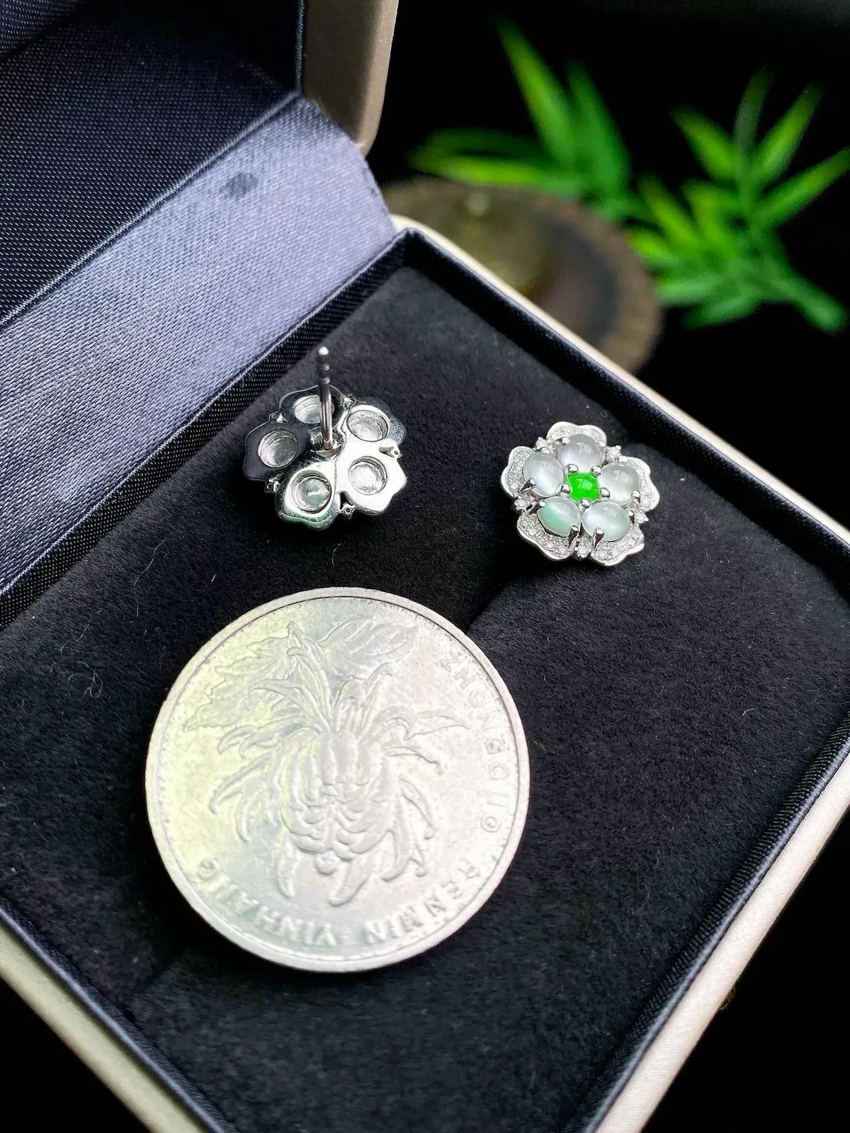 【冰种满绿冰蛋面耳钉】饱满圆润，纯净冰透，上耳时尚大方。18k金钻镶嵌，裸石尺寸3.3*3.1*2.5毫米