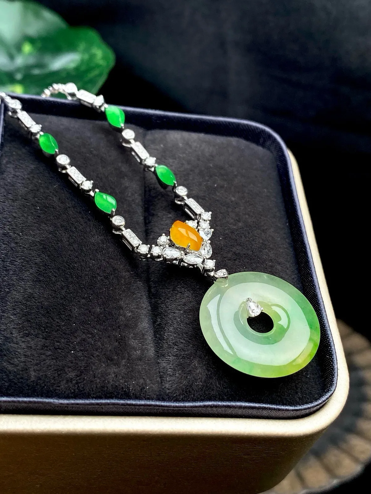 【冰种黄加绿平安扣】质地细腻，品质很好，冰感十足，胶感明显，收藏品质。18k金钻镶嵌，裸石尺寸18.