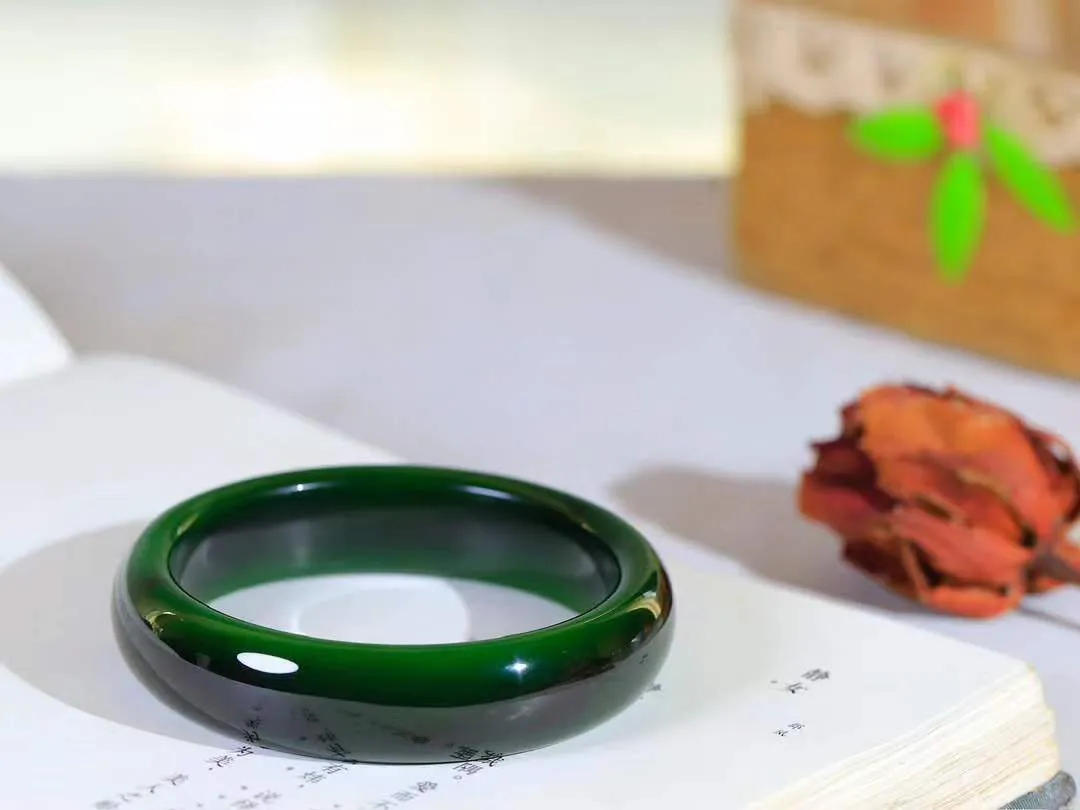 【温润如心.镯】

收藏级臻品️和田玉碧玉手镯，精选上等碧玉料，色泽清透，质地细腻。佩戴它，感受千