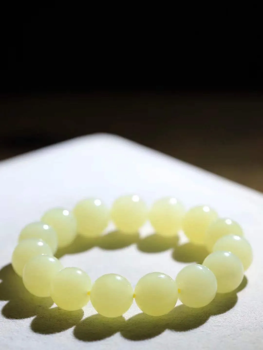 【珠圆玉润.手串】

精品️和田玉黄口珠圆玉润手串 玉质温润细腻  整串打磨圆润，佩戴舒适。珠珠落玉盘，间关莺语花底滑，一生美好时光，无论身在何处，都有它相伴相守。事事顺遂，幸福美满，吉祥如意。重64.74克 尺寸取一14mm  FDA-221202633