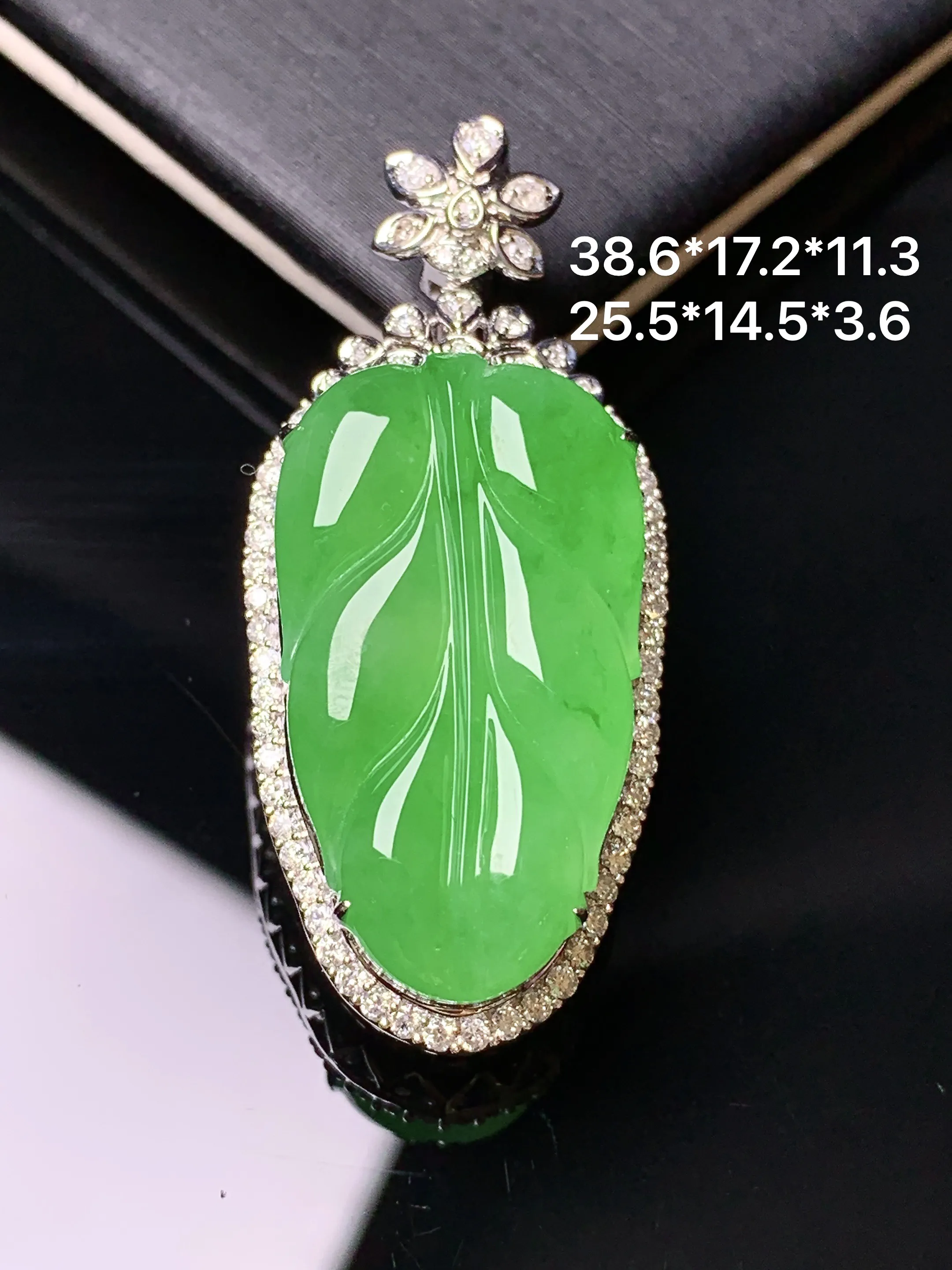 18k金钻镶嵌满绿树叶吊坠 玉质细腻 色泽清新艳丽 整体尺寸38.6*17.2*11.3