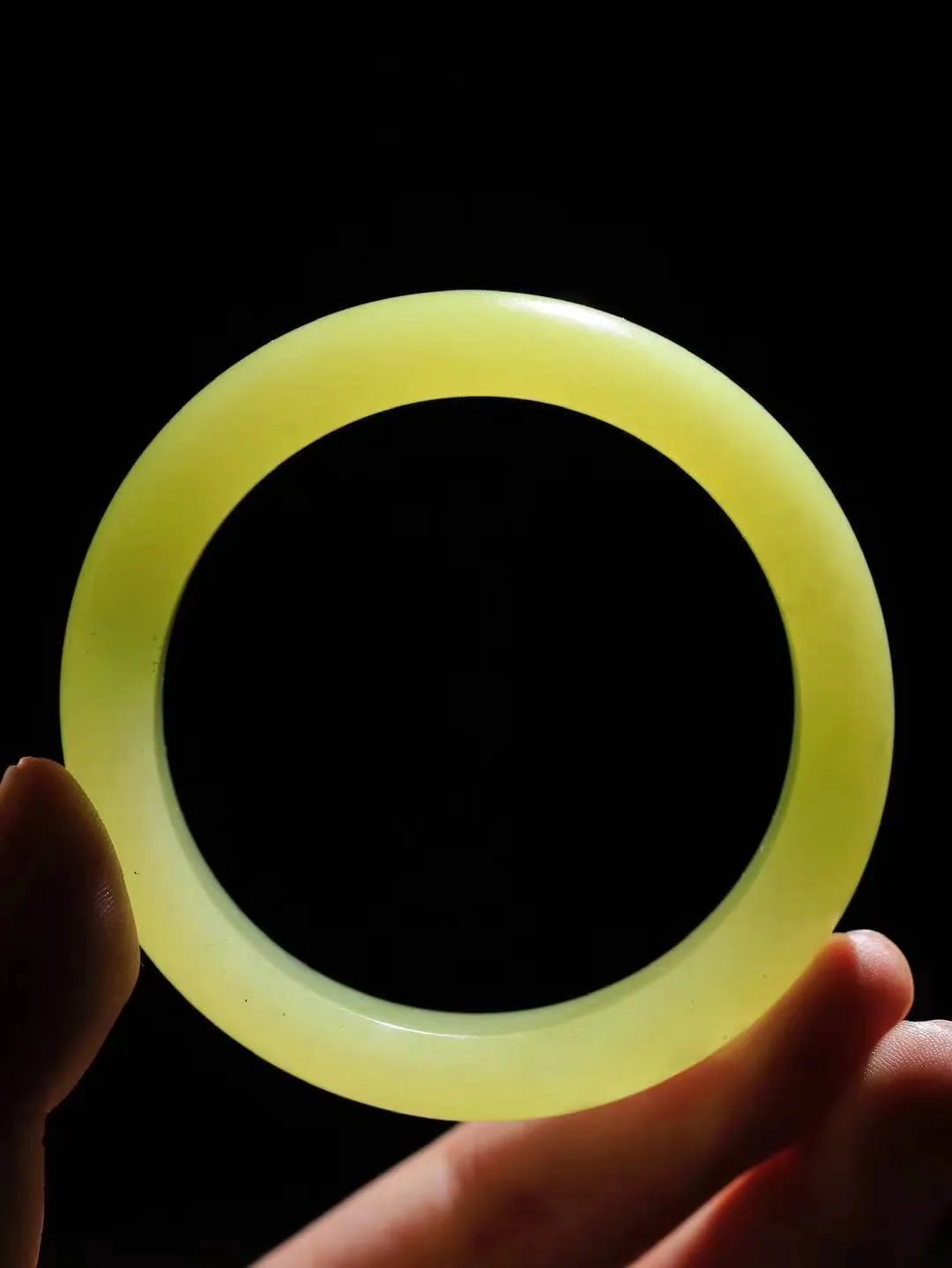 （温柔雅致.手镯）

精品和田玉黄口飘墨手镯。镯型饱满，温润细腻，脂润沁香。️执一卷书，沏一盏茶，着一袭裙，戴一只镯。淡淡浅笺，素心若兰，静赏玉中诗画。悠悠岁月，芊手轻摘，盛满诗样芳华。重62克   尺寸56-13.8-8.7mm    FDA-321202600