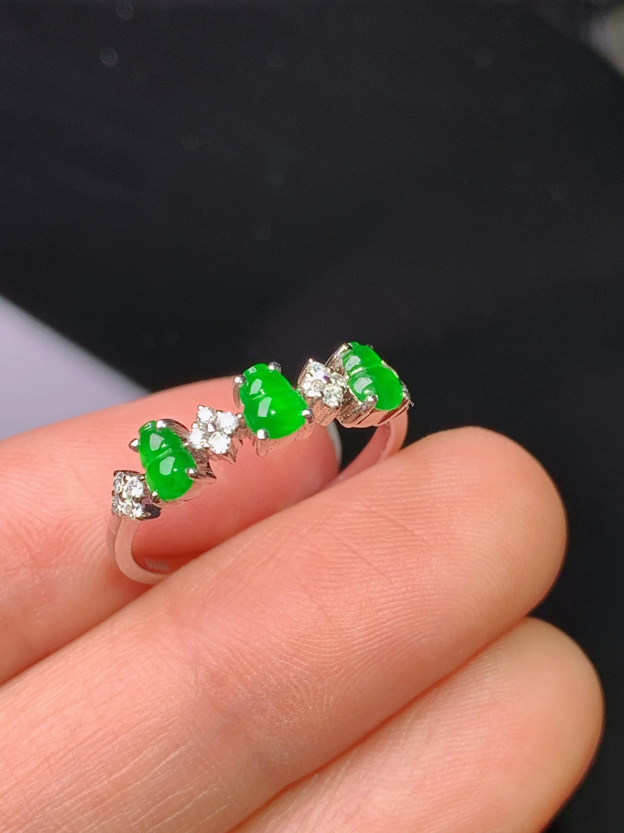 18k金钻镶嵌满绿葫芦戒指 玉质细腻 色泽清新艳丽 圈口13.5 整体尺寸4.2*3*2