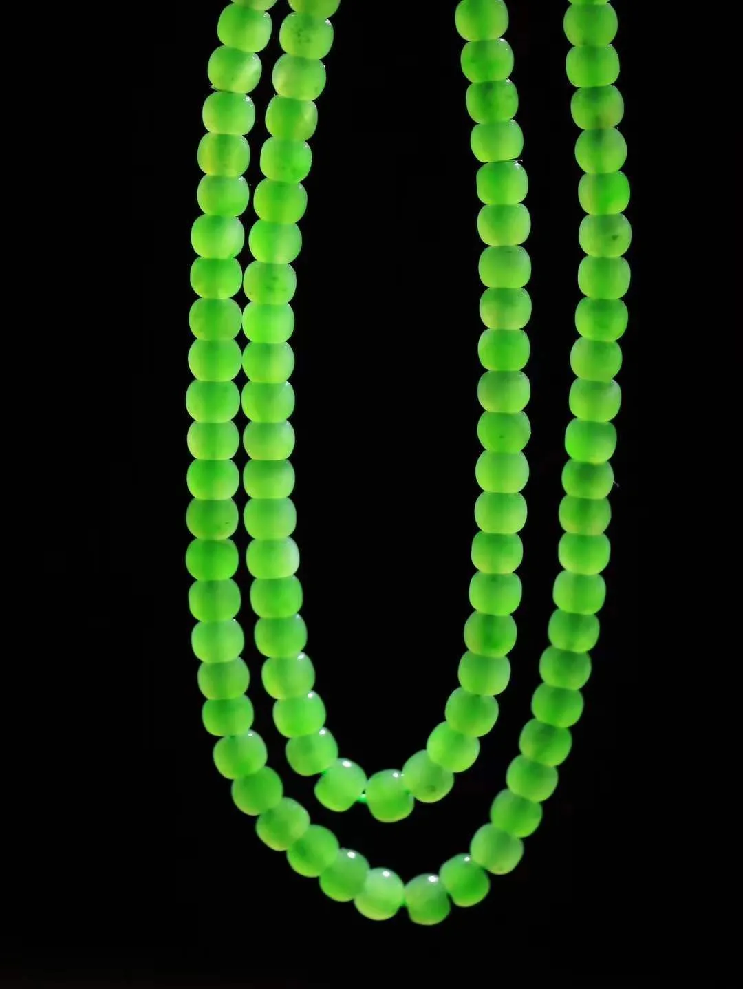 （老型珠.项链）

精品和田玉碧玉老型珠项链 玉质温润细腻 佩戴舒适。间关莺语花底滑，一生美好时光，无论身在何处，都有它相伴相守。事事顺遂，幸福美满，吉祥如意。重31.2克   尺寸取一4.3-5.5mm   FDL-791272631