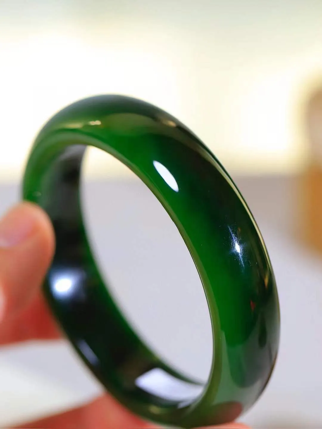 【温润如心.镯】

收藏级臻品️和田玉碧玉手镯，精选上等碧玉料，色泽清透，质地细腻。佩戴它，感受千年玉文化的温润与优雅，愿它为您带来平安与幸福。重74.08克  尺寸59.5-16-8.5mm  101202611A