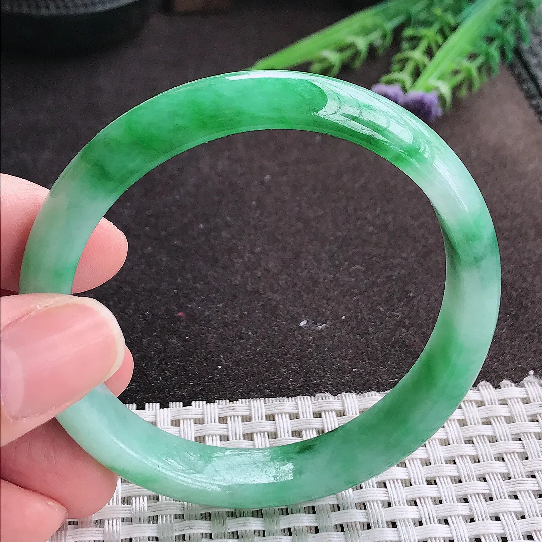 实拍A货翡翠56.5/12/7.3老坑精美冰润飘阳绿手镯宽边玉镯手环