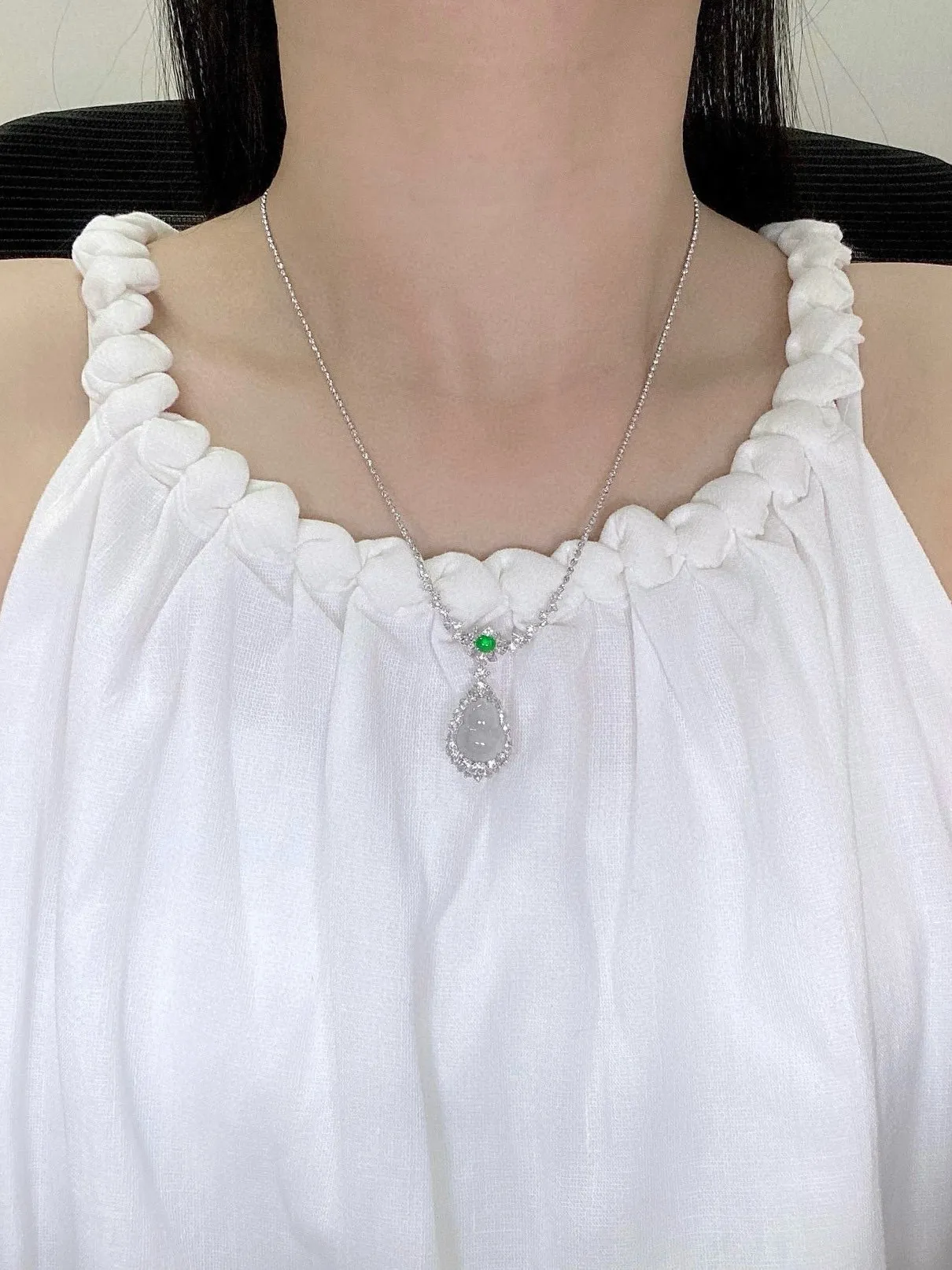 【冰种黑钢葫芦吊坠】质地细腻清爽，荧光感强烈，起刚光强烈，18K金钻镶嵌，裸石尺寸14.7*11*5.1毫米