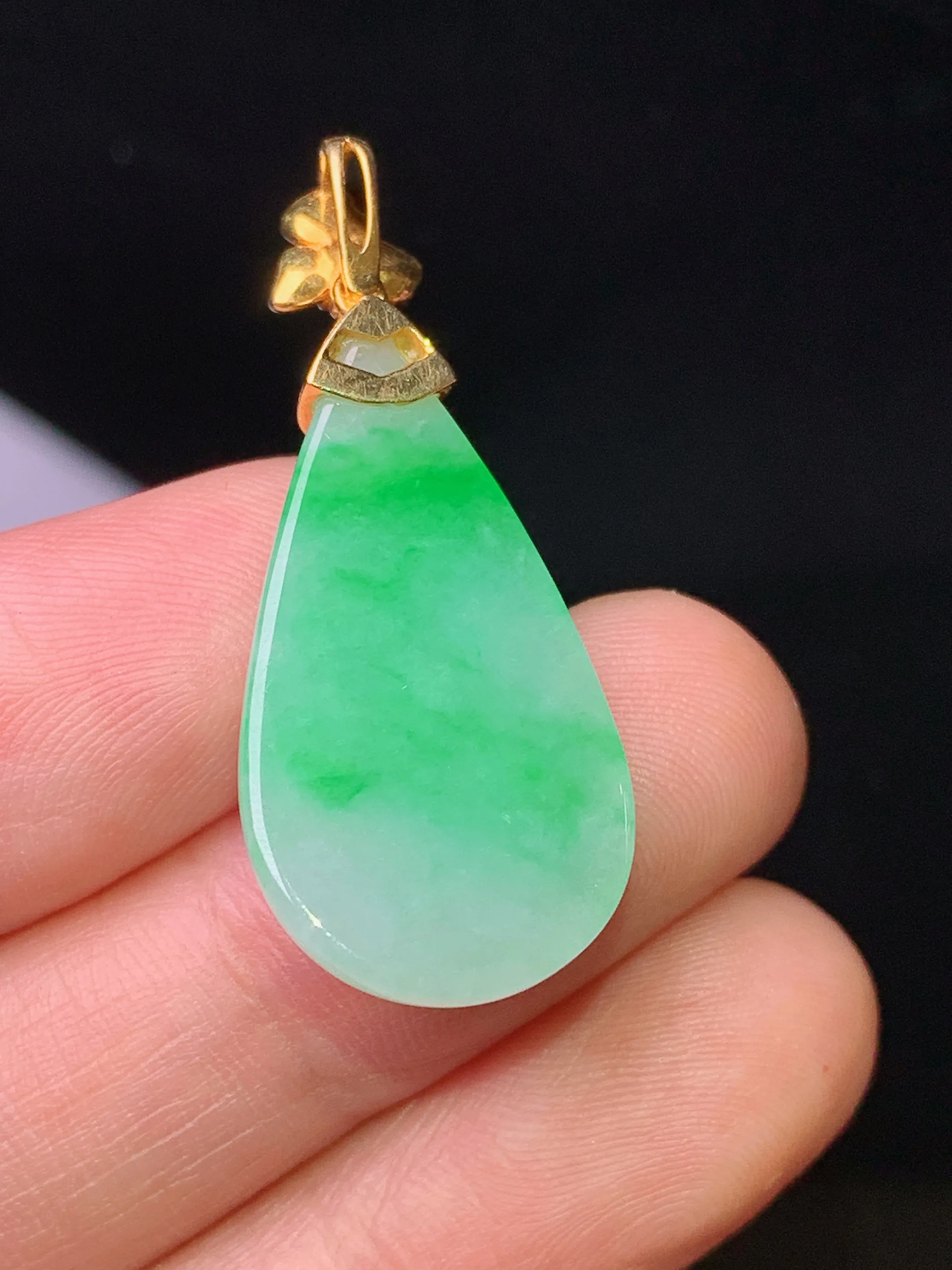 18k金镶嵌翠绿水滴吊坠 玉质细腻 色泽清新艳丽 整体尺寸35*14.5*6.2