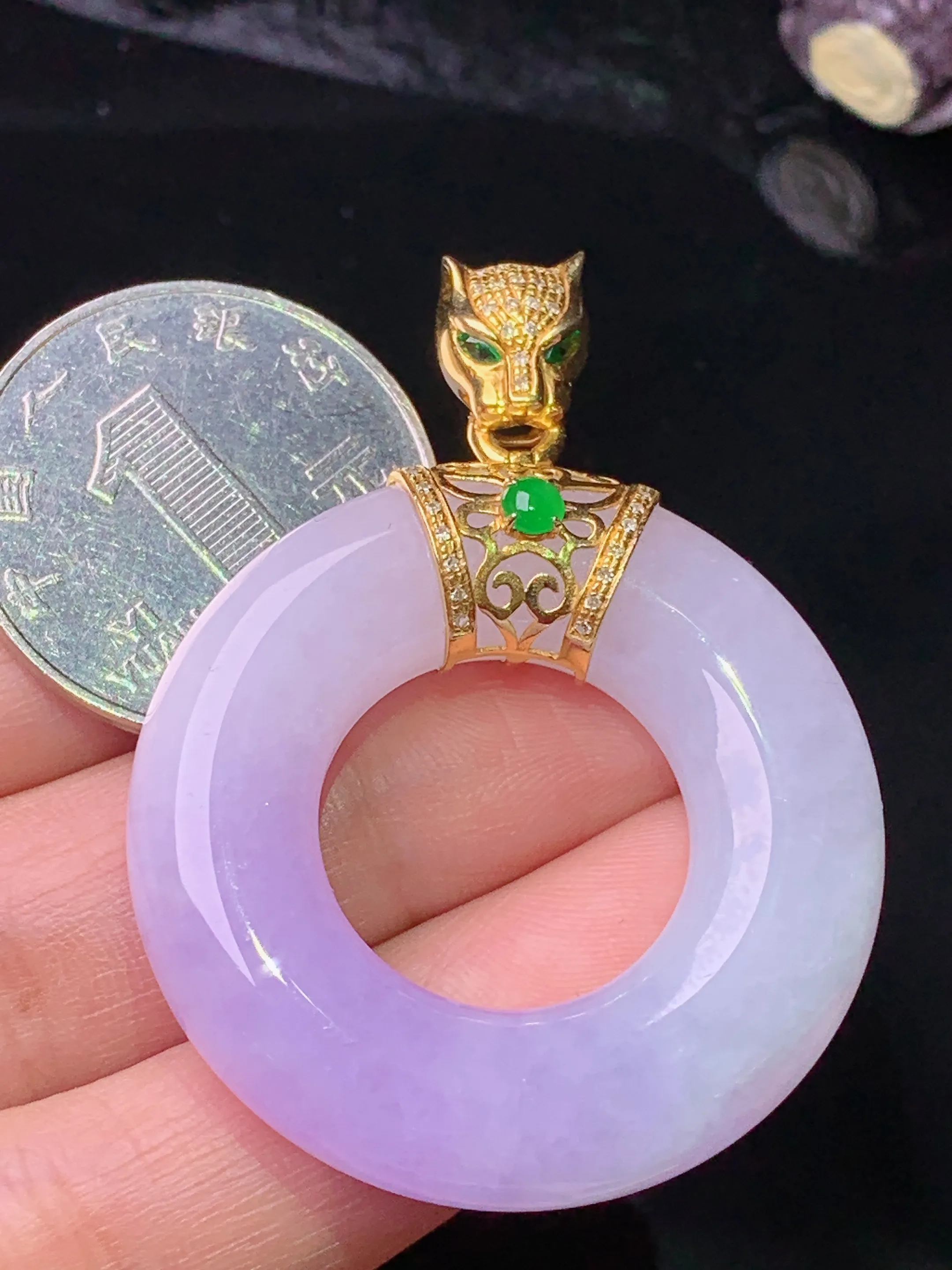 18k金镶嵌紫罗兰平安环吊坠 玉质细腻 色泽清新艳丽 整体尺寸49.2*36.7*8.6