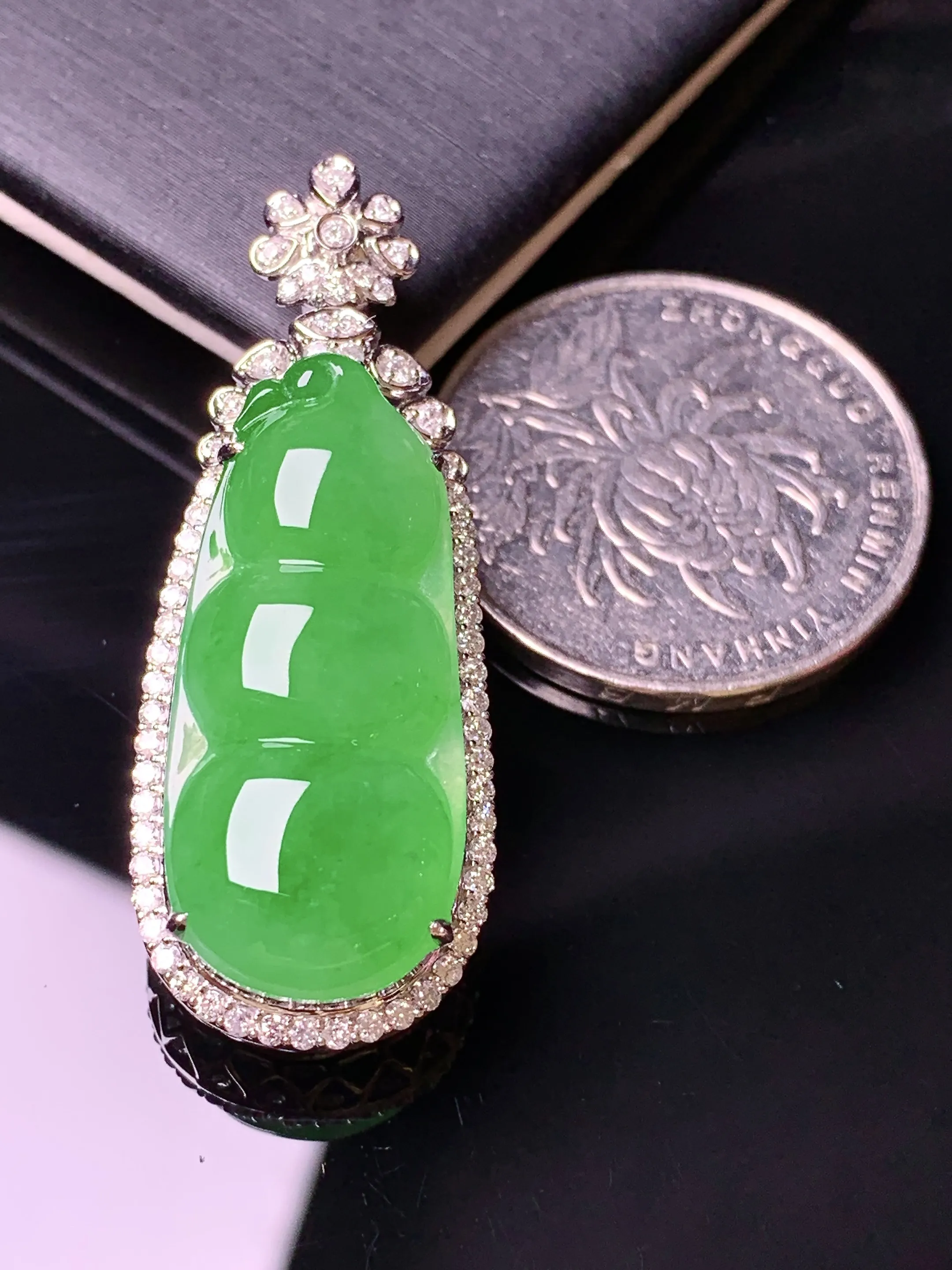 18k金钻镶嵌满绿四季豆吊坠 玉质细腻 色泽清新艳丽 整体尺寸40.5*15.3*11.8