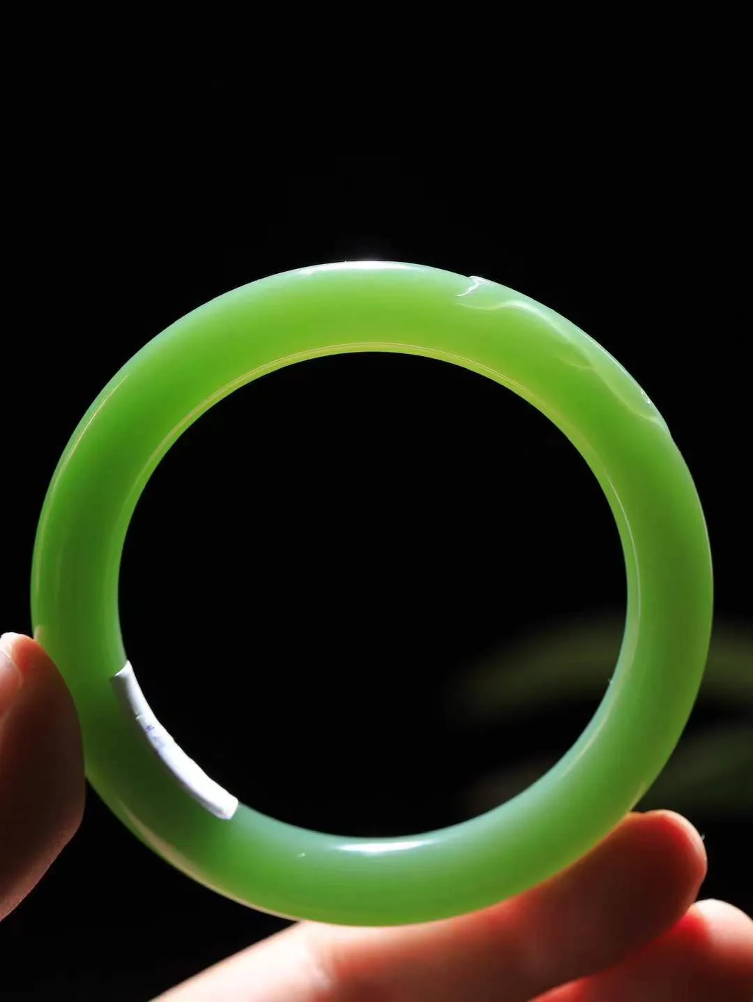 【守护爱情.手镯】

收藏级臻品️和田玉碧玉海豚手镯。随形精雕海豚，其体态圆润饱满，身姿灵动可爱，线条婉转流畅，小巧玲珑。传说只要你对著海豚湾诚心祈祷,期待的爱情就会成真而在海豚湾表白的第一个对象,就是命定的恋人。因此海豚是爱情的守护神。重40.8克 尺寸54.5-8.8-9.5mm091201644A