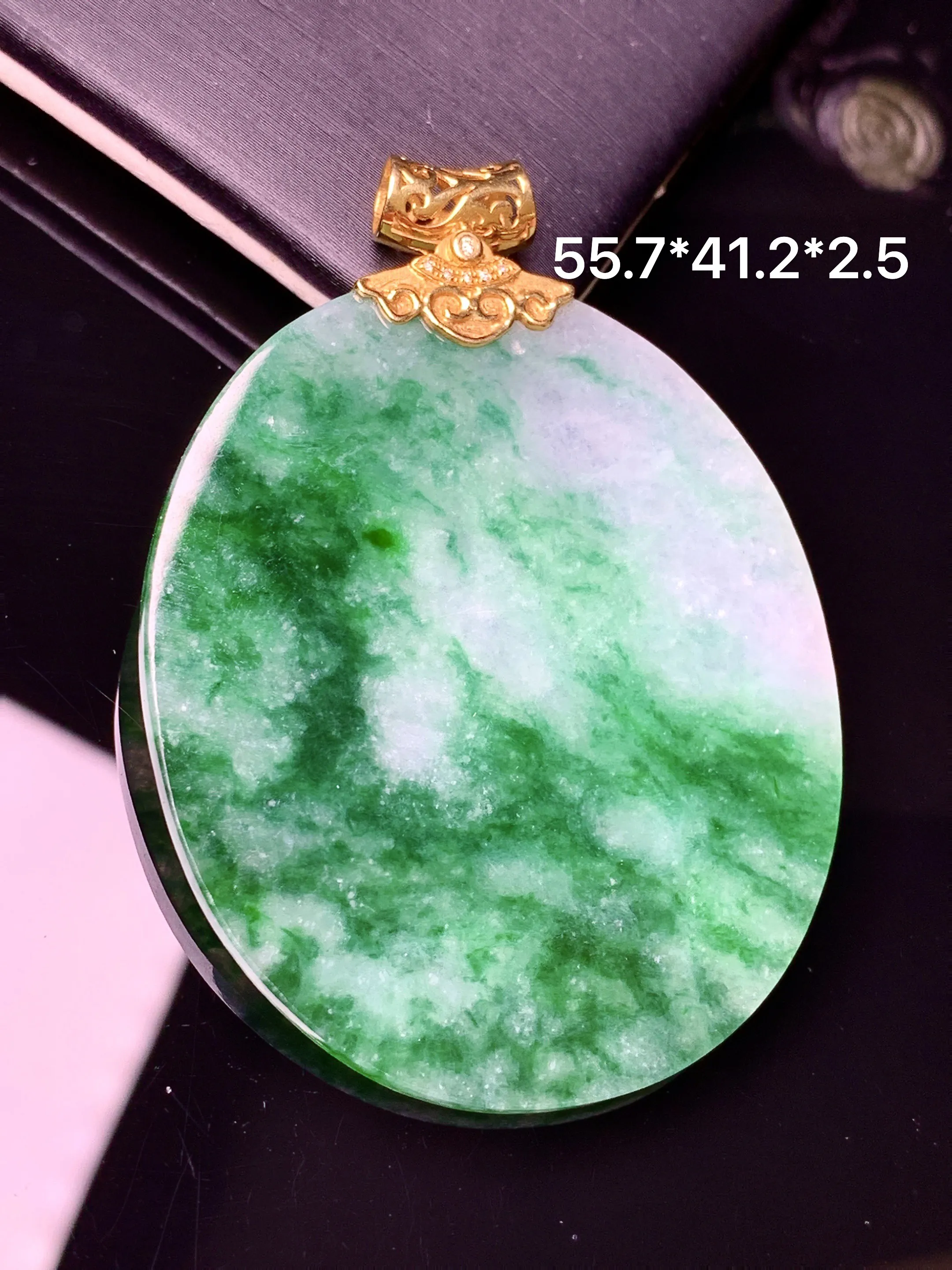 18k金镶嵌飘花圆牌吊坠 玉质细腻 色泽清新艳丽 整体尺寸55.7*41.2*2.5