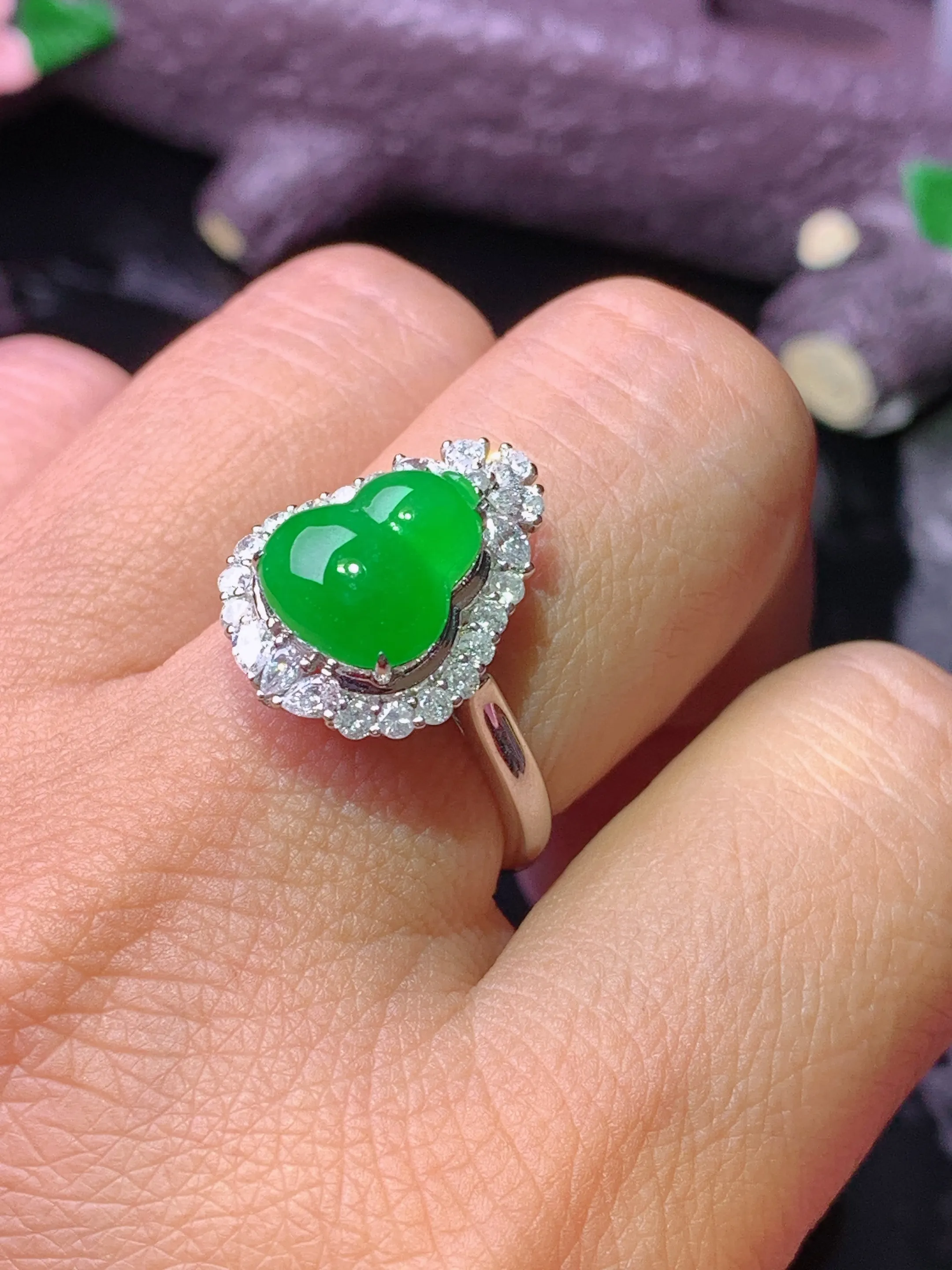 18k金钻镶嵌满绿葫芦戒指 玉质细腻 色泽清新艳丽 圈口13.5 整体尺寸17*13.3*9.2