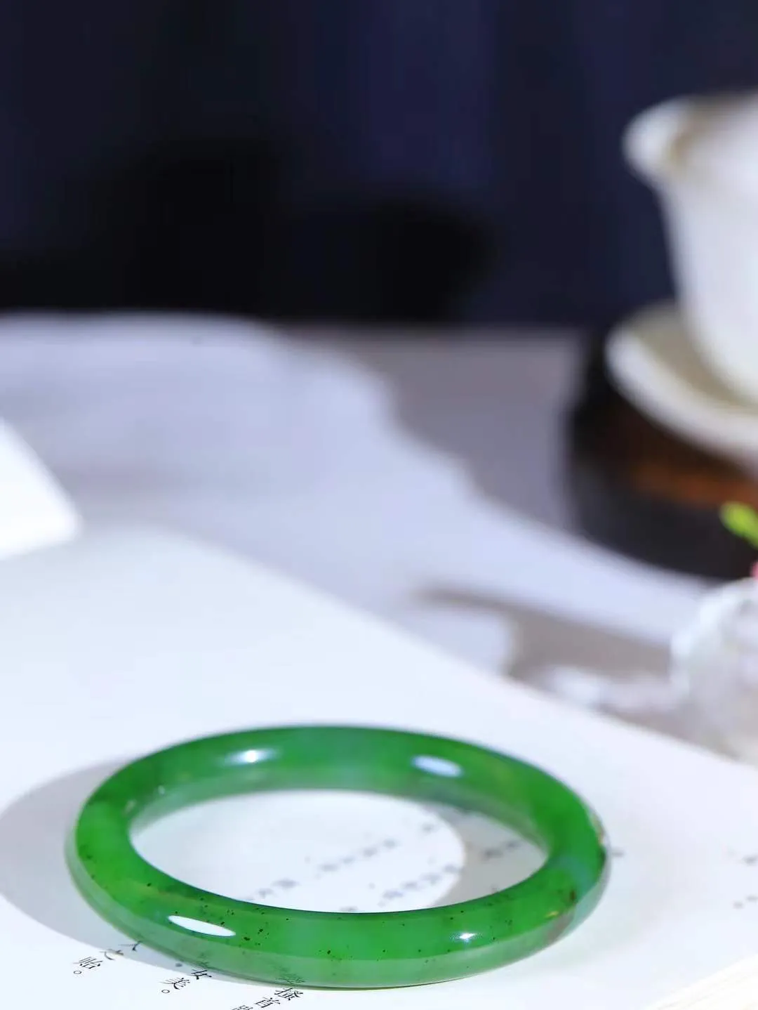 【温润如心.镯】

精品和田玉碧玉圆条手镯，精选上等碧玉料，色泽清透，质地细腻。佩戴它，感受千年玉文