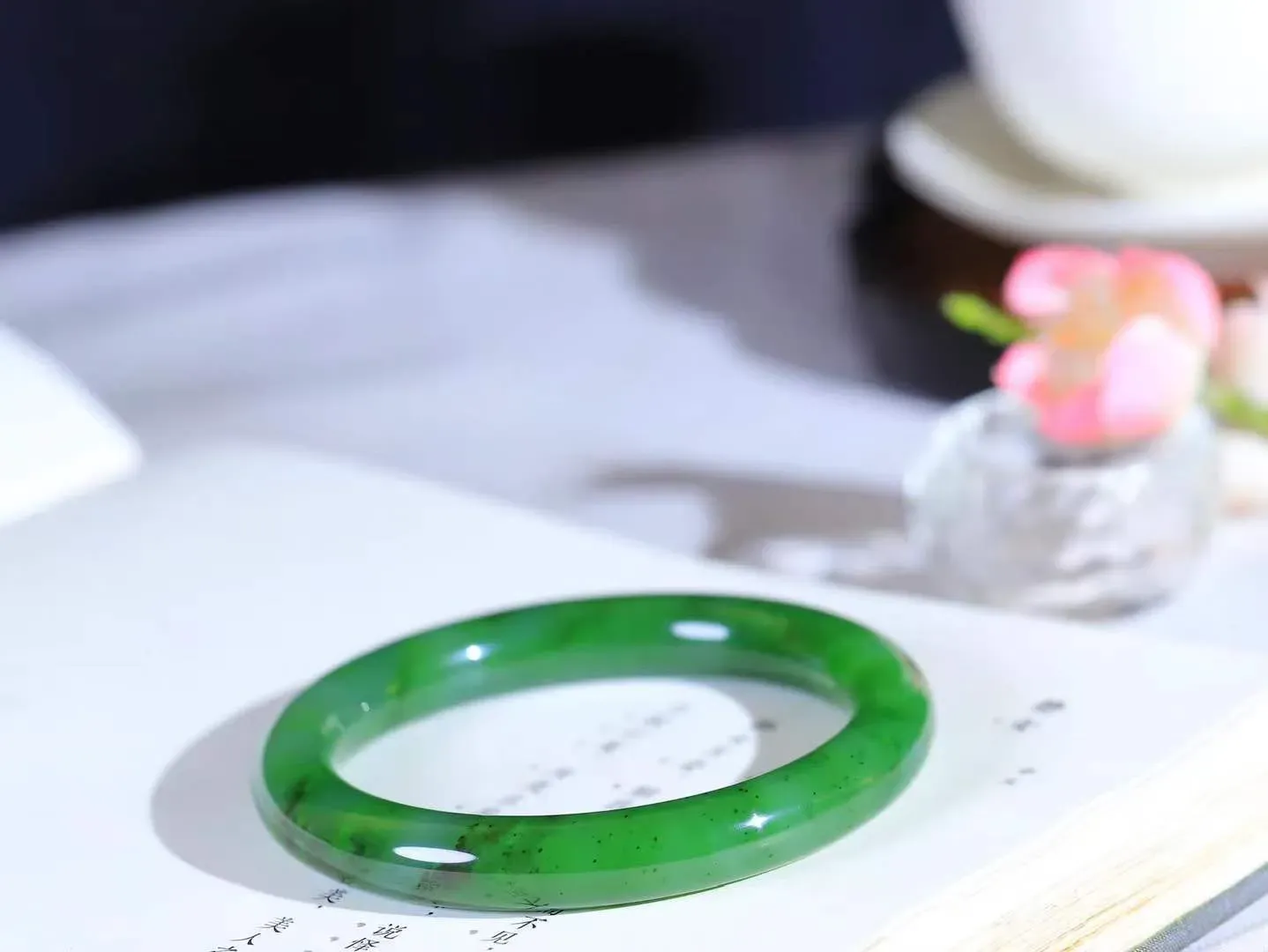 【温润如心.镯】

精品和田玉碧玉圆条手镯，精选上等碧玉料，色泽清透，质地细腻。佩戴它，感受千年玉文