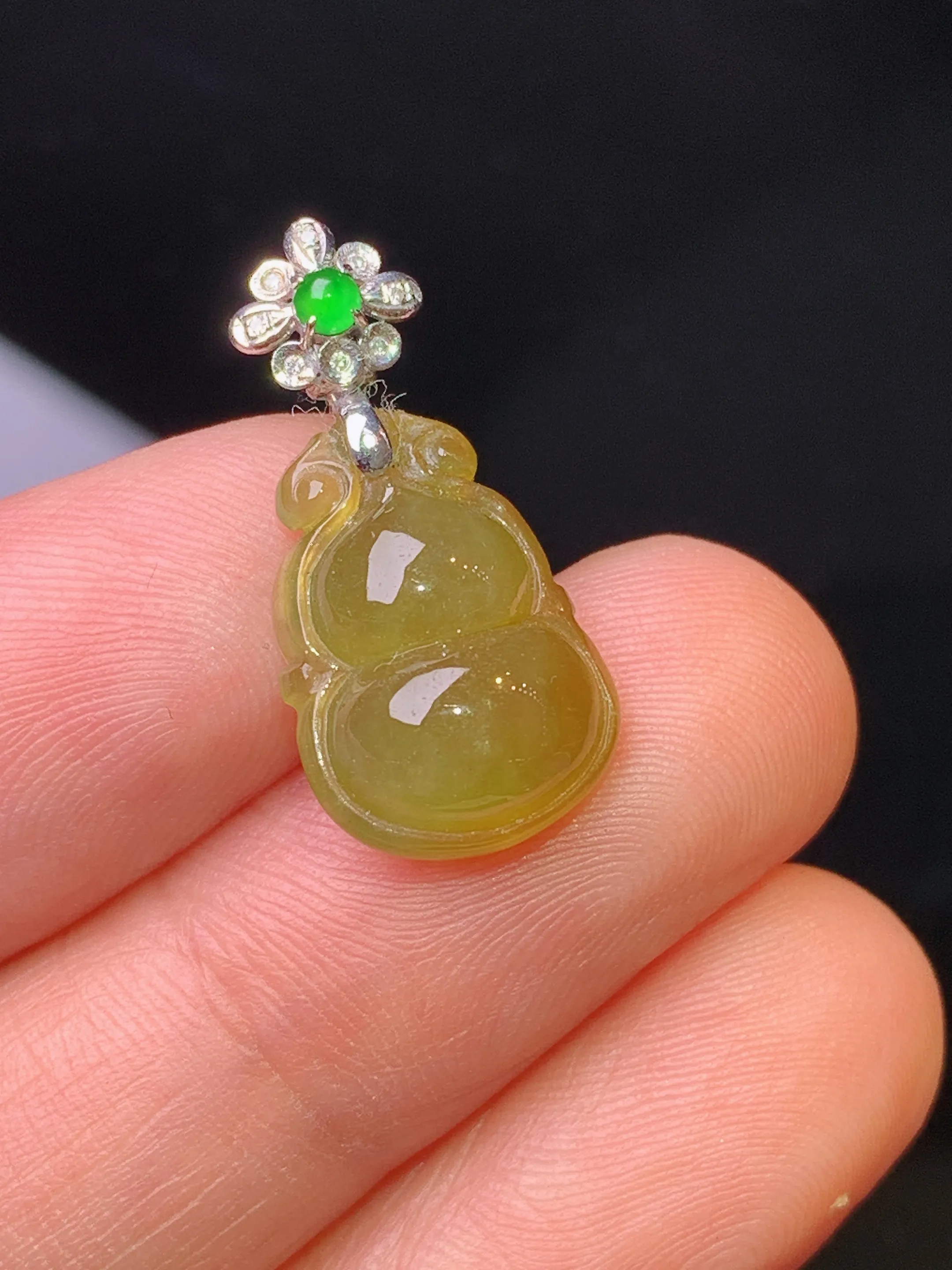 18k金钻镶嵌黄翡葫芦吊坠 玉质细腻 色泽清新艳丽 整体尺寸22*10.8*5.8