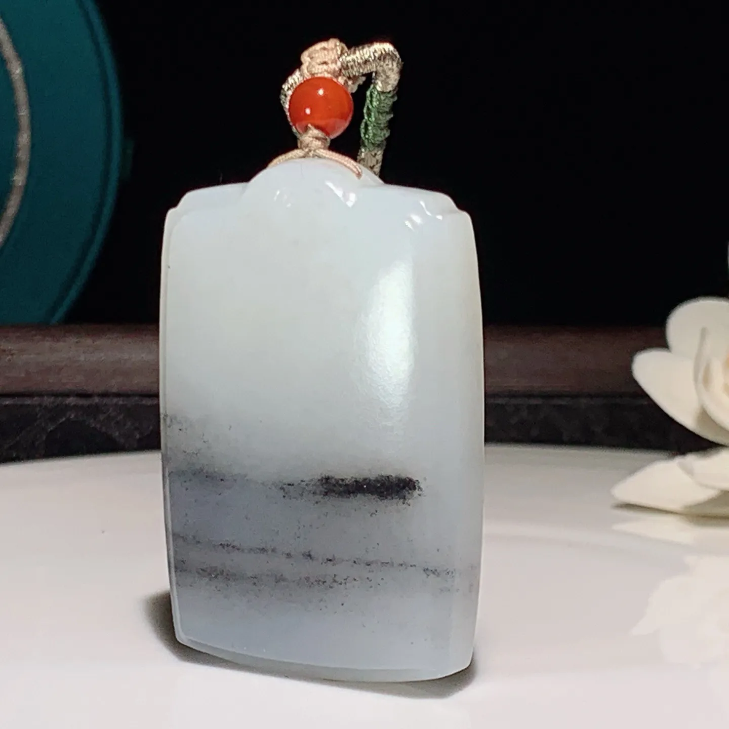 新疆和田玉籽料青花平安无事牌挂件尺寸51/34/11重46.8克 玉质细腻油润。手推出油。佩戴高端典