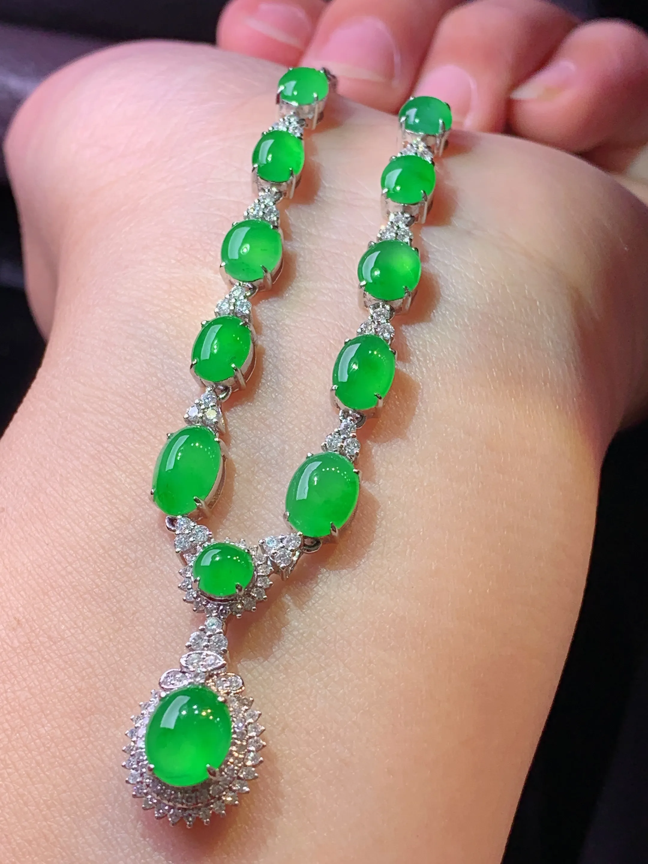 18k金钻镶嵌满绿蛋面项链 玉质细腻 色泽清新艳丽 整体尺寸80.3*11.2*7.3