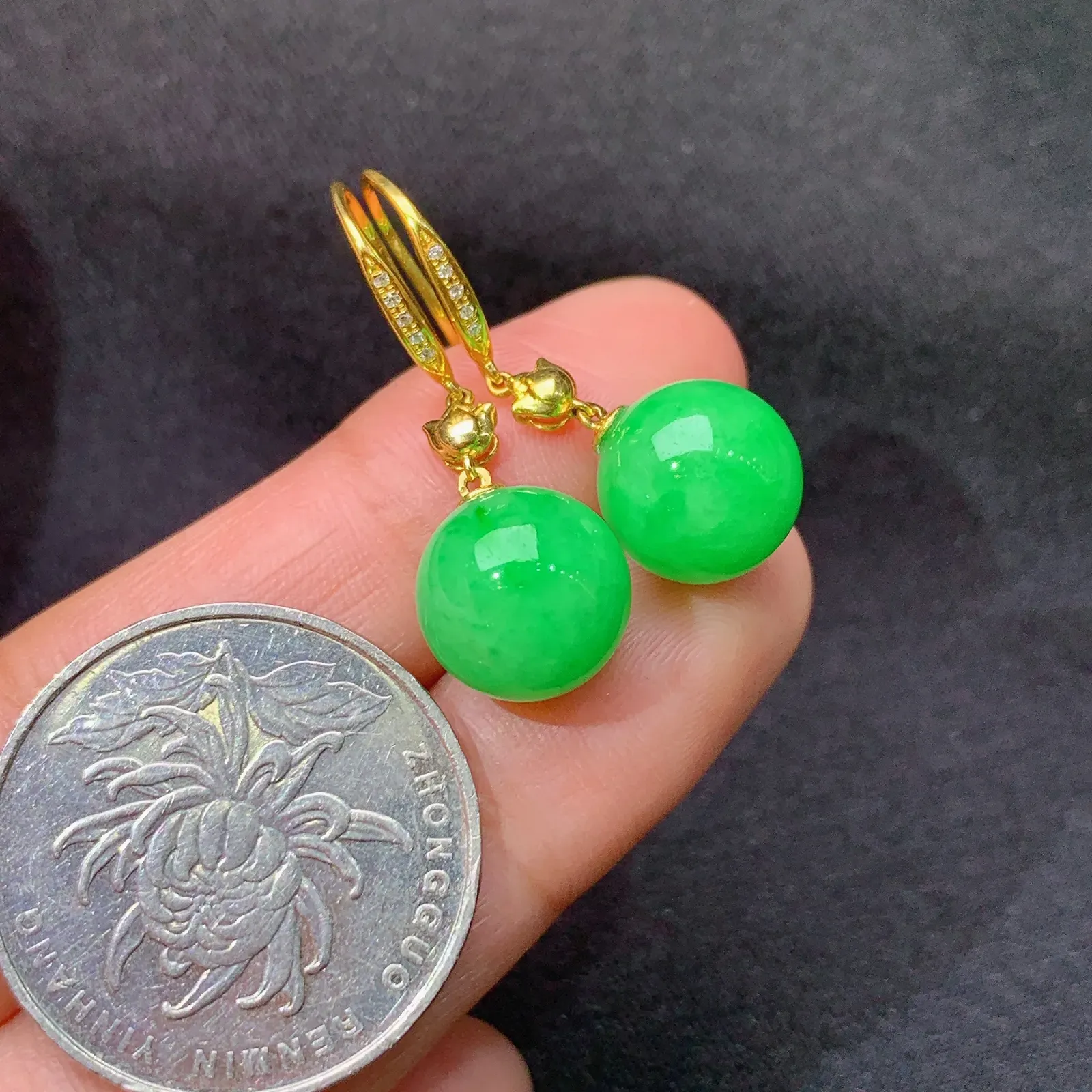 果绿圆珠耳坠，18k金镶嵌，简约时尚，冰润色甜，直径 10.3