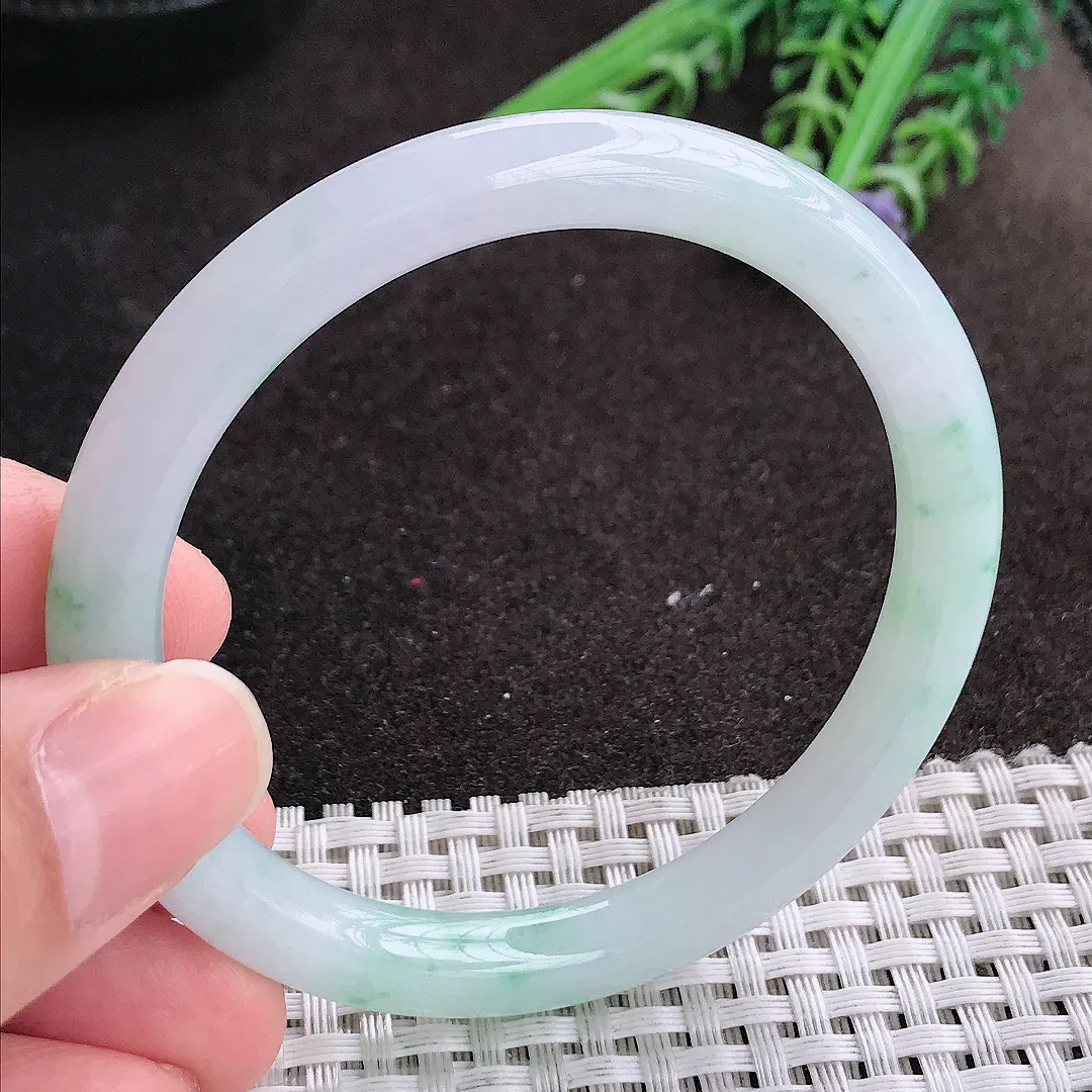 实拍A货翡翠54/7.3/7.6老坑冰润水灵飘绿花圆条手镯宽边玉镯手环