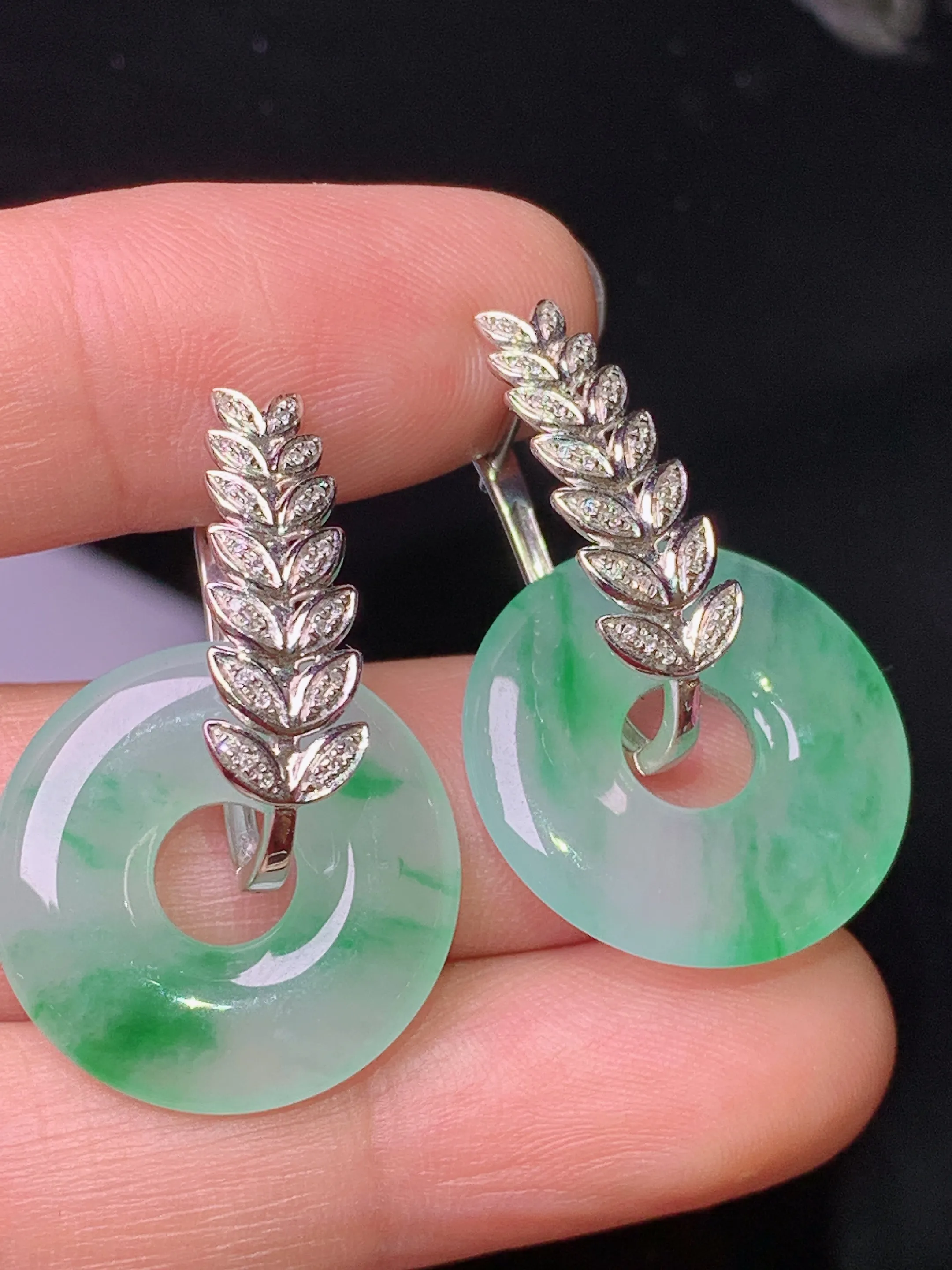 18k金钻镶嵌飘绿平安环耳坠 玉质细腻 色泽清新艳丽 整体尺寸29.8*20*3.5