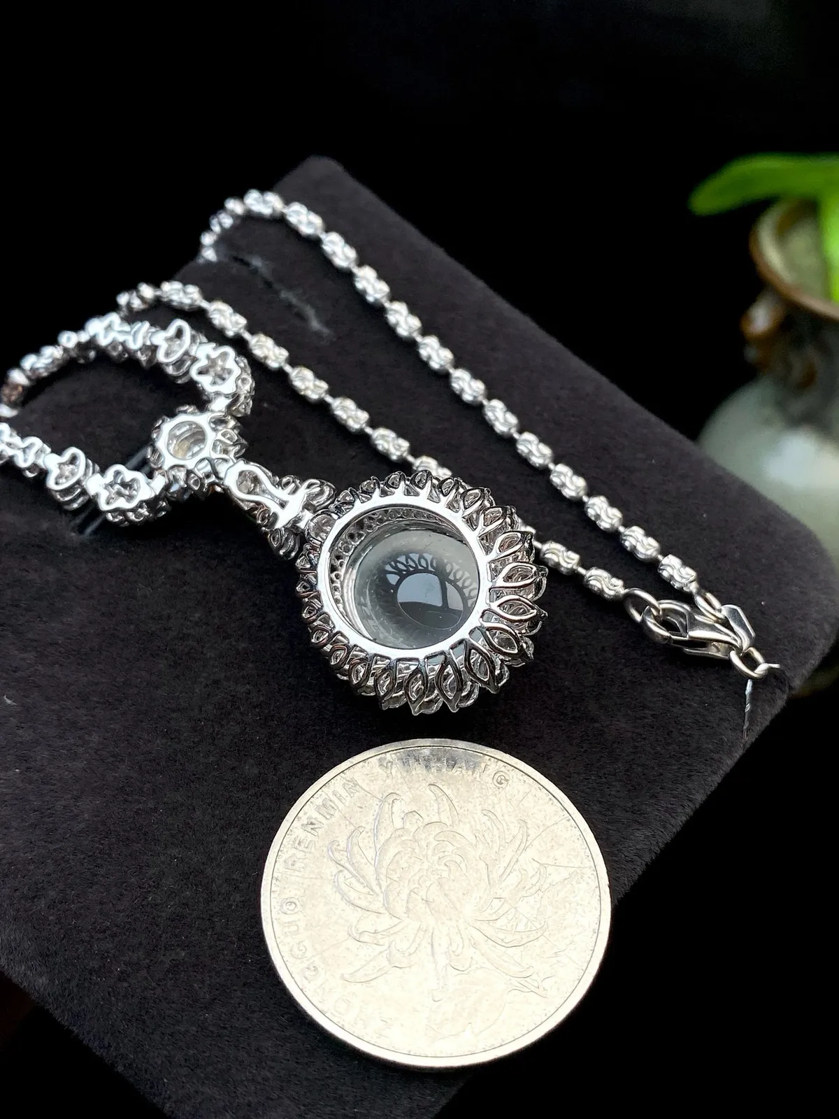 【冰种蛋面吊坠】形状非常饱满，冰润通透，种老起光，胶感强烈。18K金钻镶嵌，裸石尺寸12.8*11.1*5.7毫米