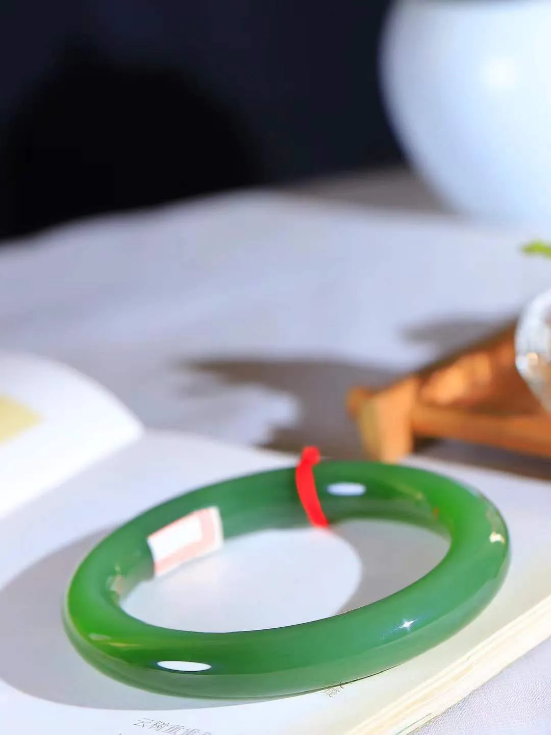 （温柔雅致.手镯）

收藏传家级臻品️和田玉碧玉猫眼圆条手镯。镯型饱满，温润细腻，脂润沁香。️执一卷书，沏一盏茶，着一袭裙，戴一只镯。淡淡浅笺，素心若兰，静赏玉中诗画。悠悠岁月，芊手轻摘，盛满诗样芳华。重69克   尺寸60-11.5-11.3mm    FDA-321201600