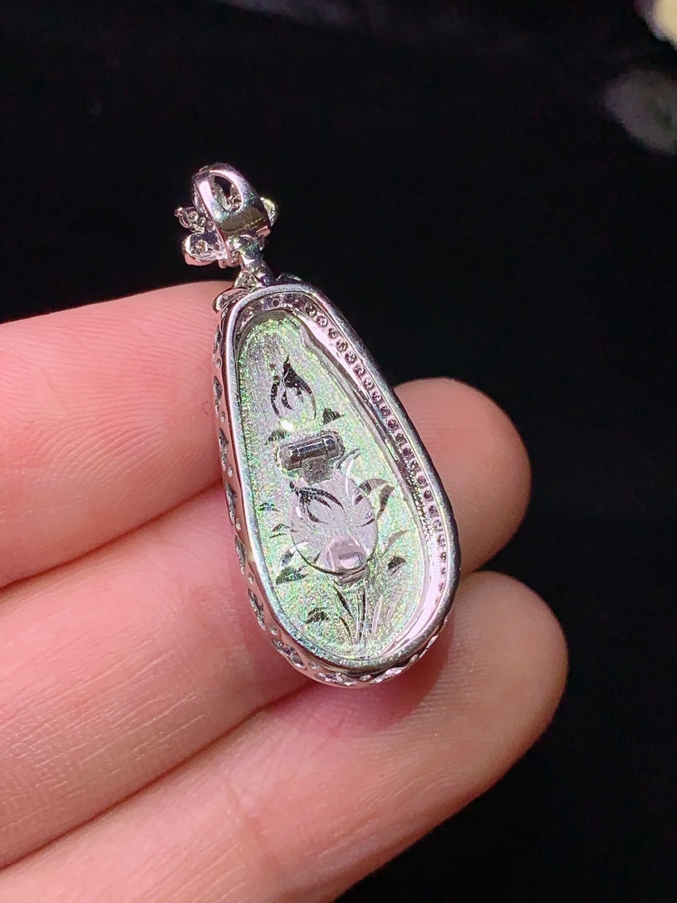 18k金钻镶嵌翠绿四季豆吊坠 玉质细腻 色泽清新艳丽 整体尺寸32*12.6*9