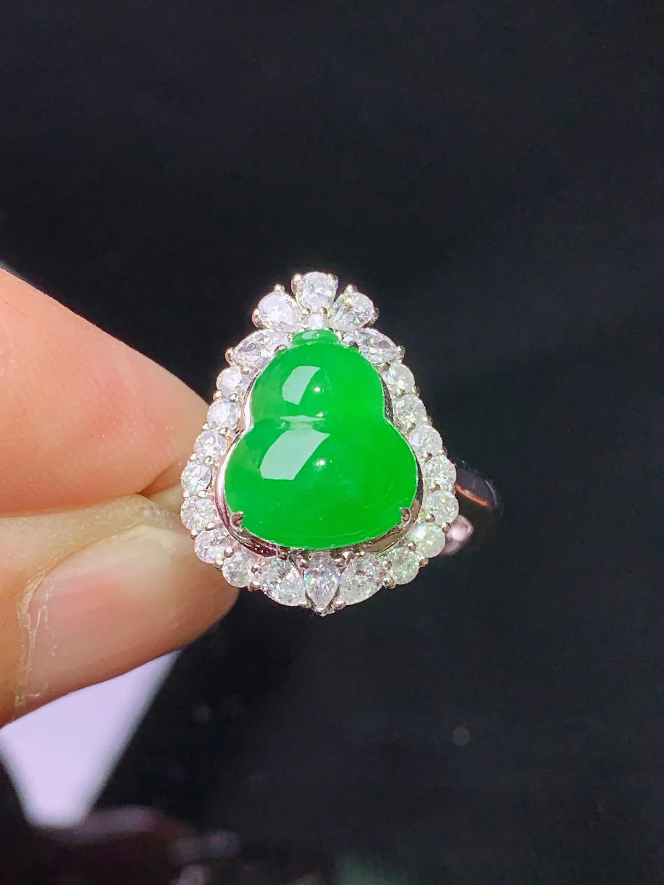 18k金钻镶嵌满绿葫芦戒指 玉质细腻 色泽清新艳丽 圈口13.5 整体尺寸17*13.3*9.2