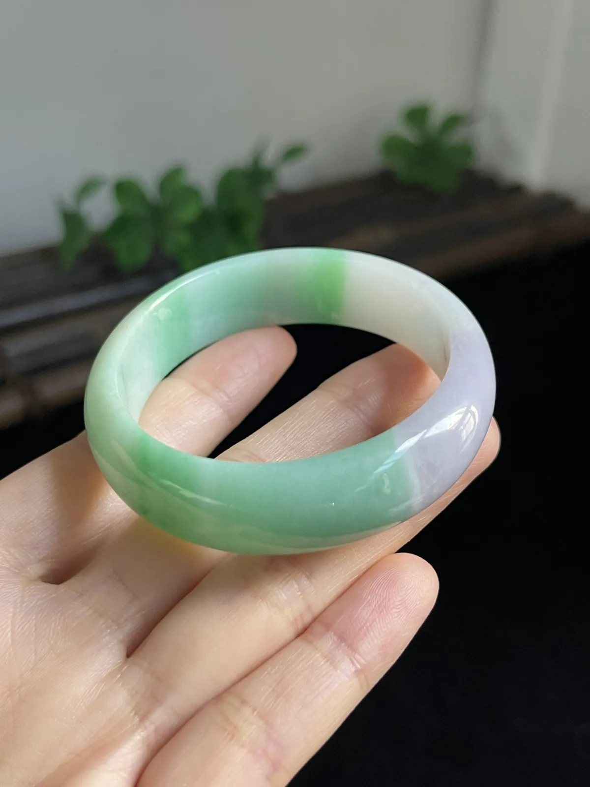 贵妃镯53.8圈口，翡翠糯化种飘绿手镯