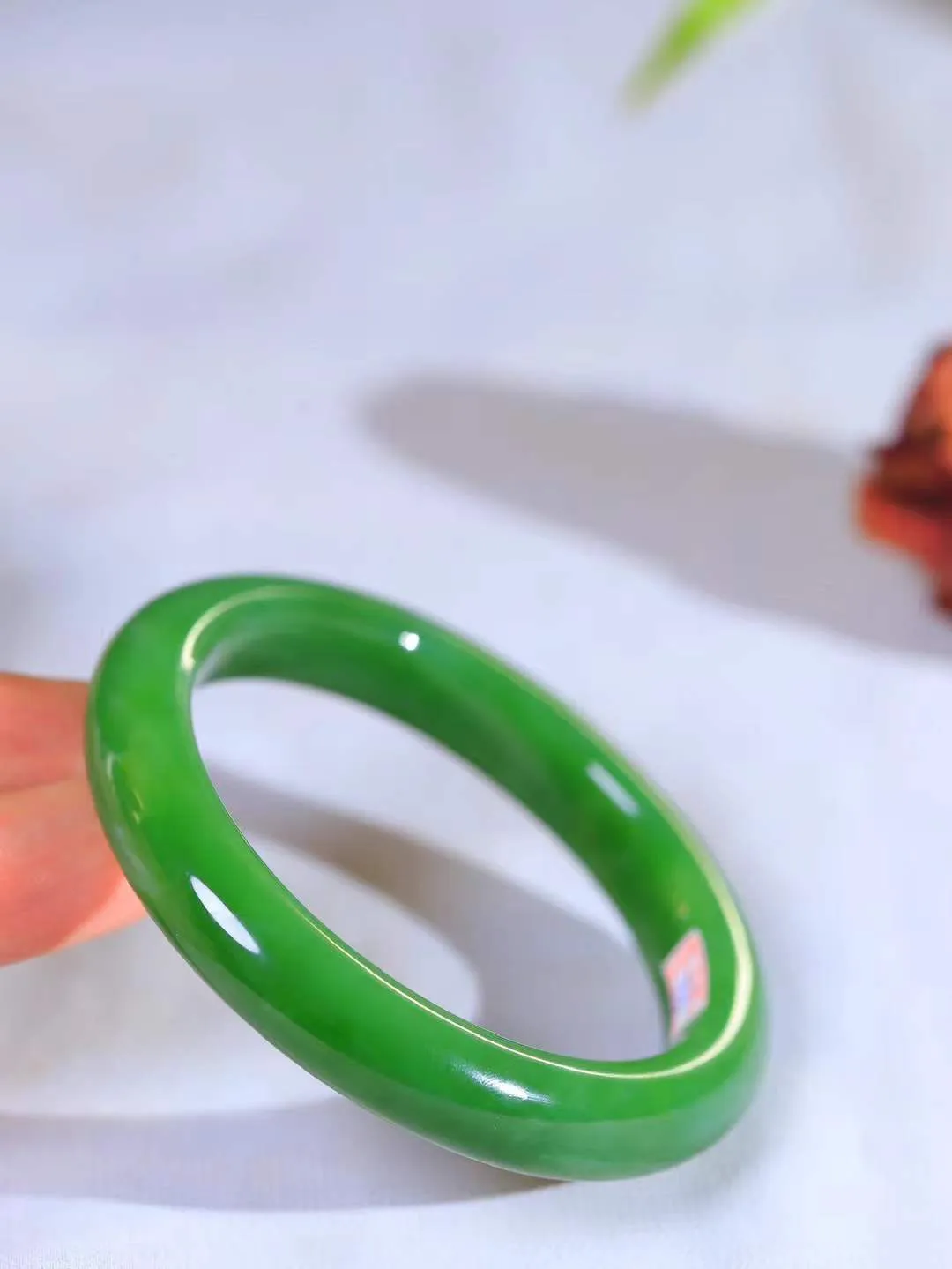【碧波流转·手镯】

精品和田玉碧玉手镯，玉质细腻温润，手感舒适，️线条流畅，简约大气，美自天成，佩戴于腕间，婉约之美，举手投足间透出那份低调奢华，醉人心扉。
重51克 内径圈口56mm尺寸11-9mm  FDA-131201608