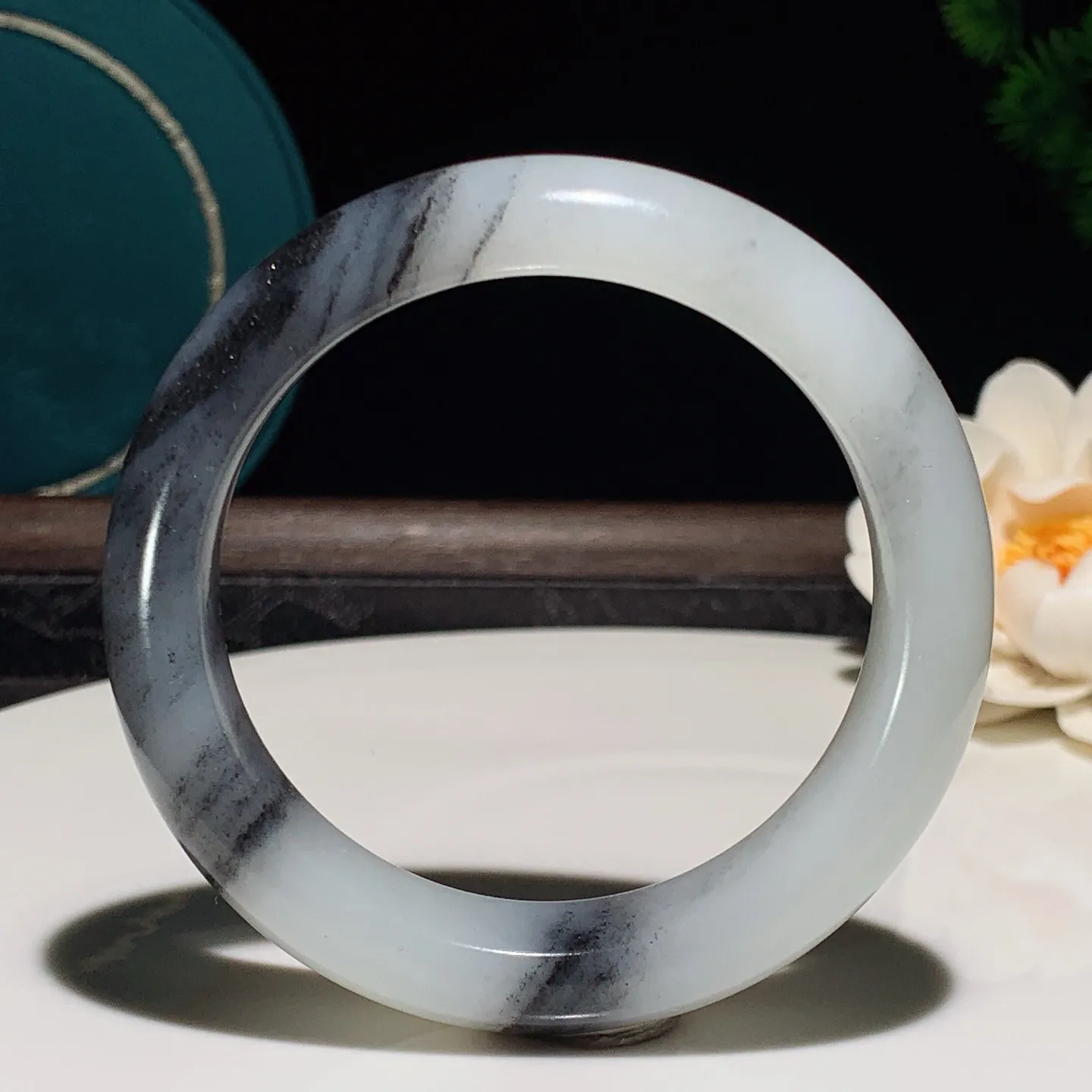 57圈口 新疆和田玉籽料青花手镯。青花意境山水手镯。57圈口条宽15厚10重71.8克 玉质细腻油润。手推出油。佩戴高端典雅。lt251226