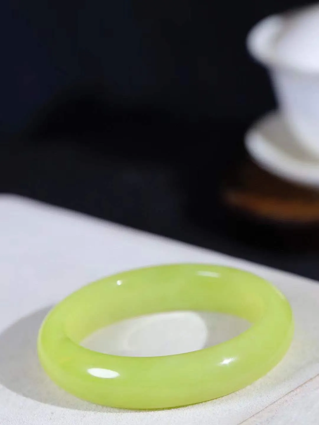 【诗情画意.手镯】

精品和田玉黄口点墨手镯   细腻油脂,手感润滑。意韵飘渺，温雅细腻，工艺精湛，️氤氲诗意的美跃然于手腕之间，给人以出尘的风雅，优美脱俗，气质非凡。重71.60克 内径56.4mm尺寸15-9.7mm  221202600A