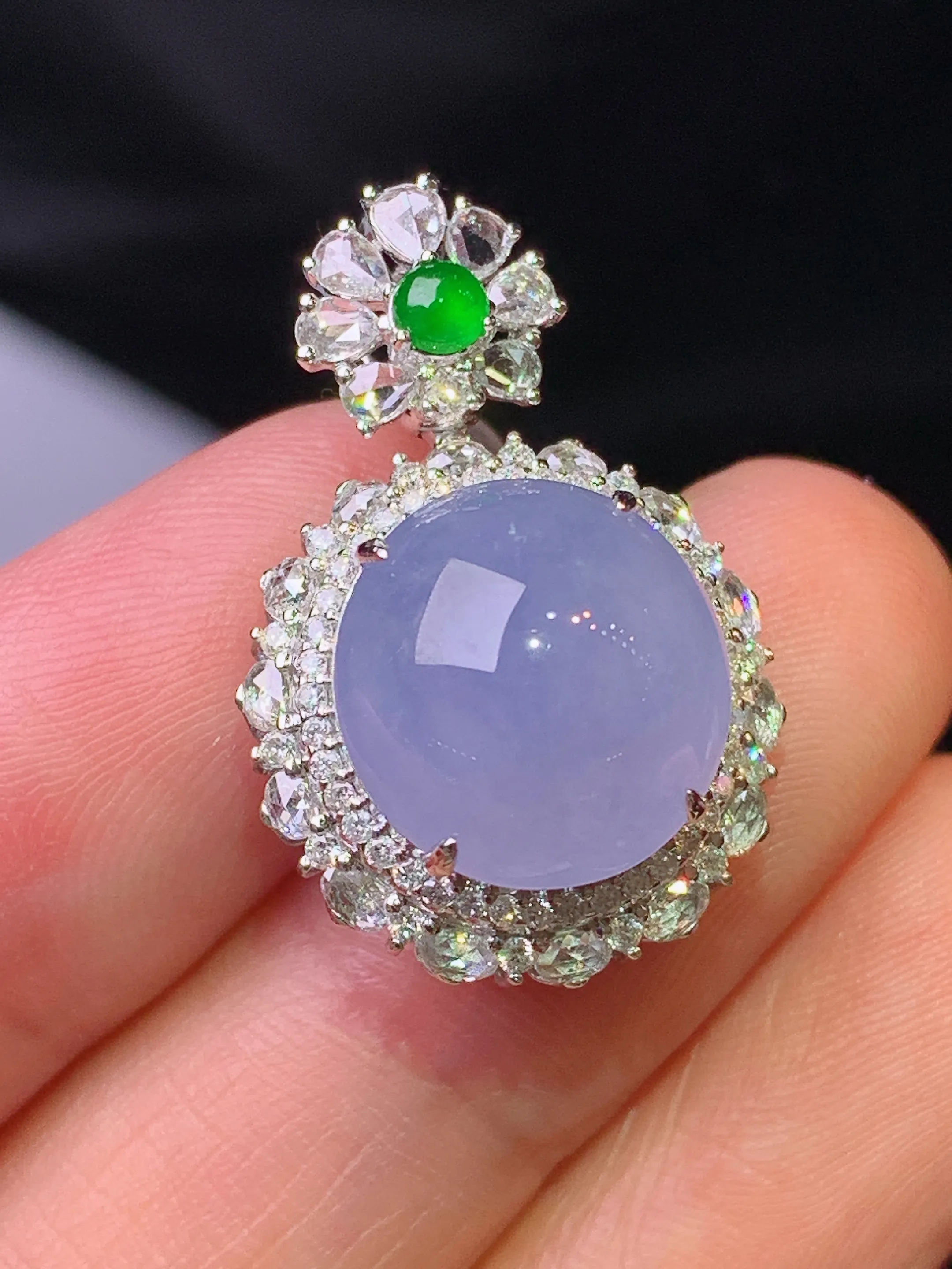 18k金钻镶嵌紫罗兰蛋面吊坠 玉质细腻 色泽清新艳丽 整体尺寸25.7*16.7*13.2