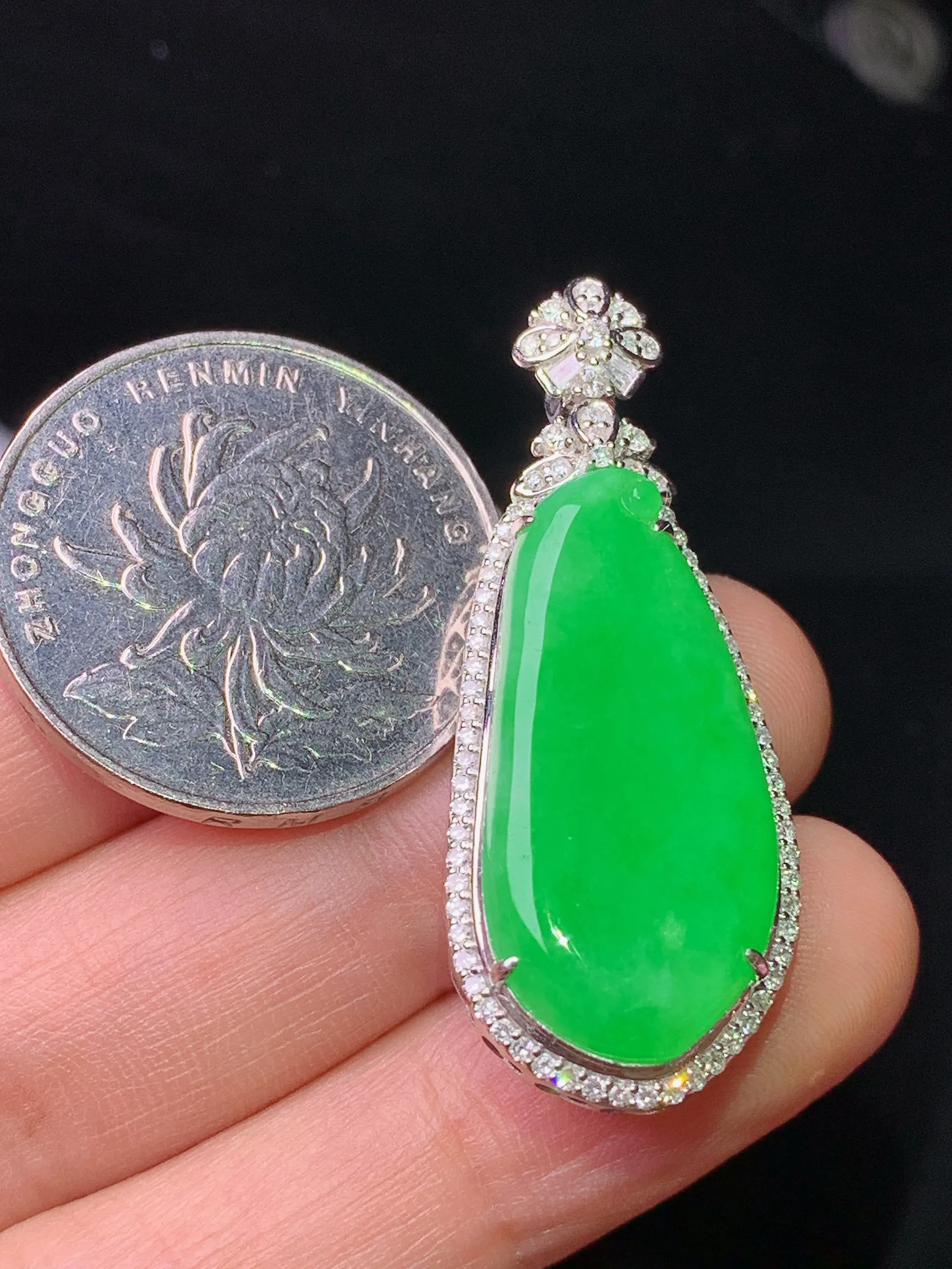 18k金钻镶嵌翠绿福瓜吊坠 玉质细腻 色泽清新艳丽 整体尺寸39.2*15.6*7.8