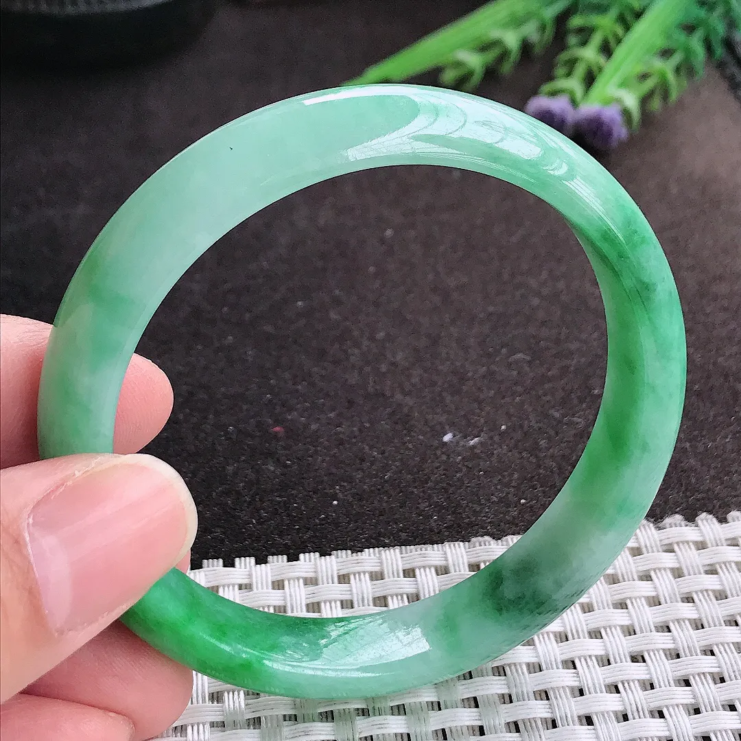 实拍A货翡翠56.5/12/7.3老坑精美冰润飘阳绿手镯宽边玉镯手环