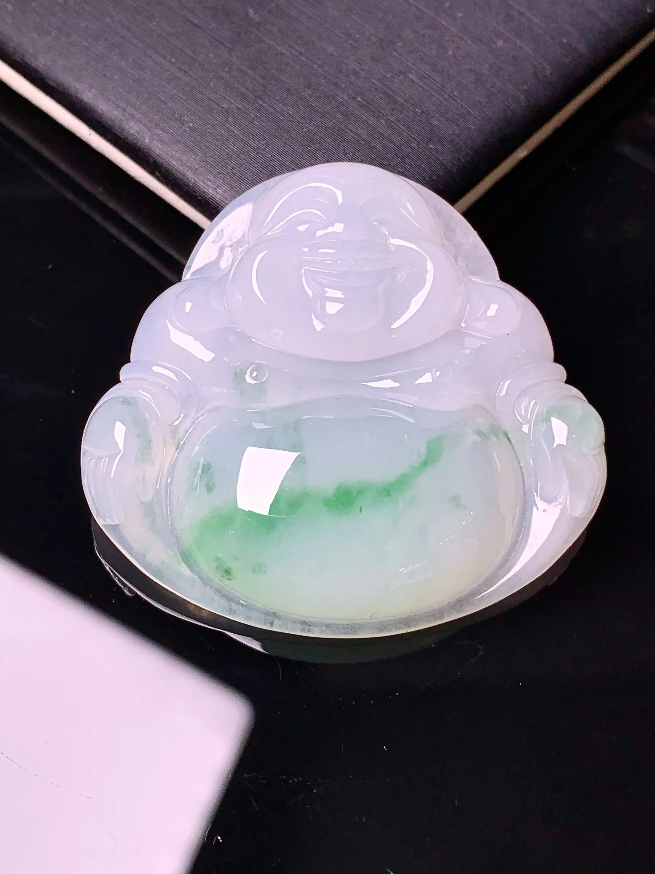 飘绿佛公吊坠 玉质细腻 色泽清新艳丽 整体尺寸34.3*36.6*7.6